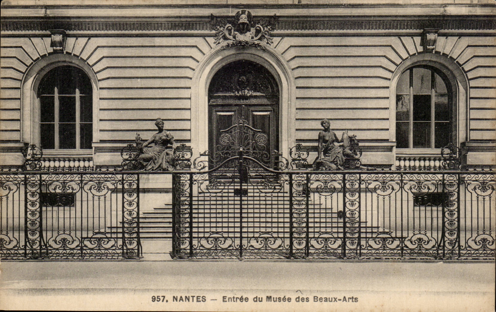 CPA Nantes Entrance of the museum of Beautiful Arts