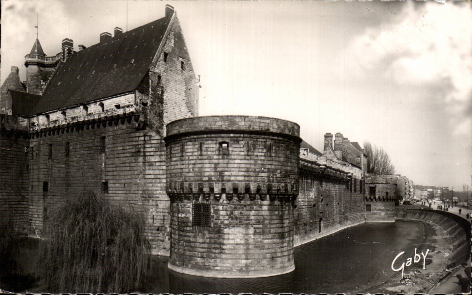 CPA Nantes ditches of the castle of the Dukes of Brittany
