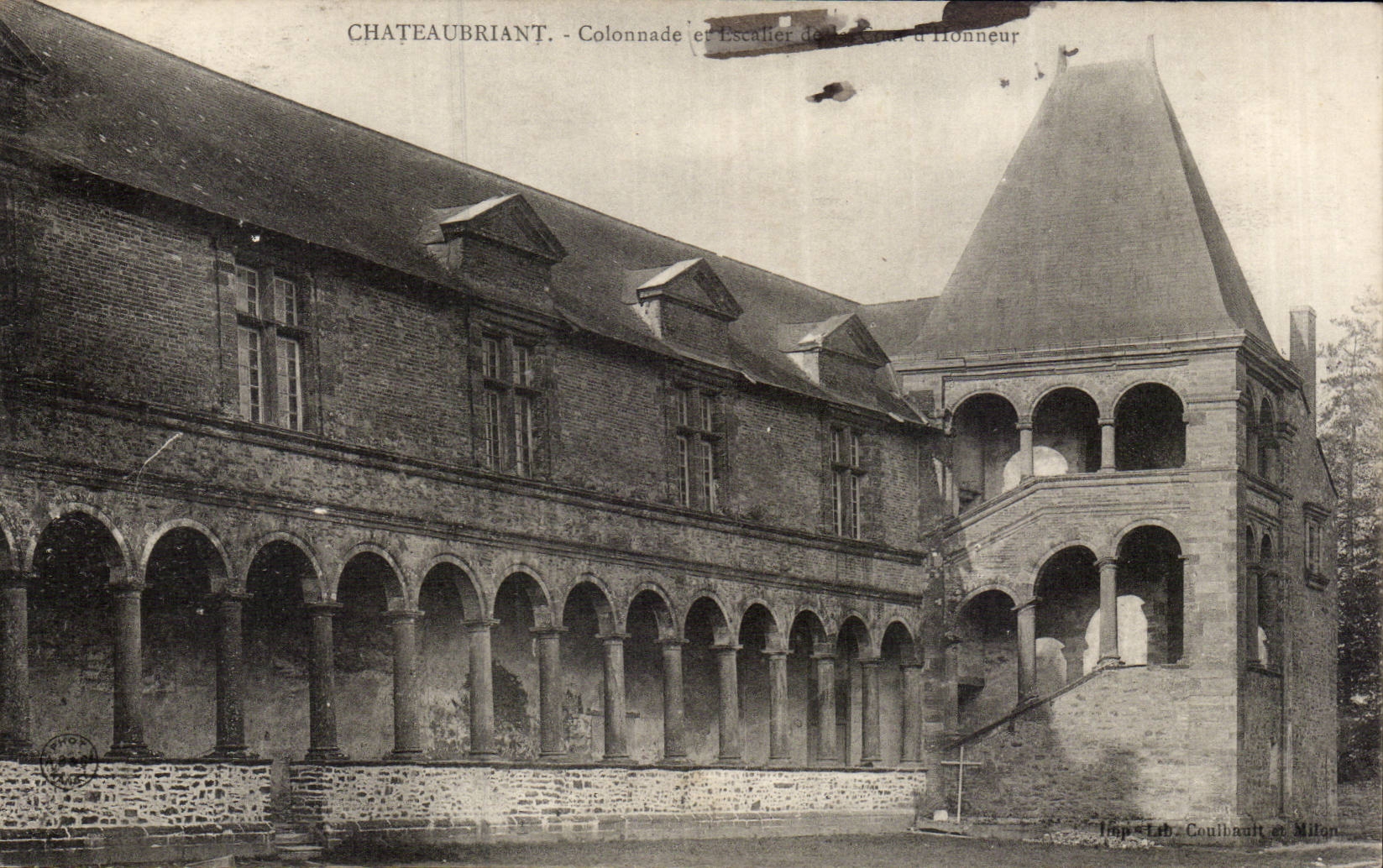 Chateaubriant CPA Colonnade and staircase of the main courtyard