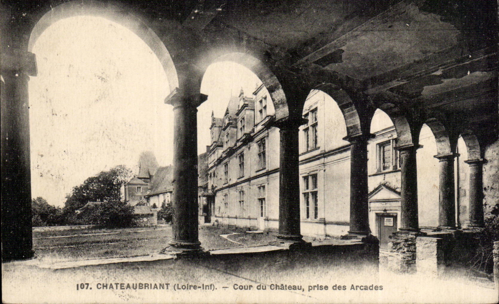 Chateaubriant CPA Gericht des Schlosses genommen von den Saulengangen