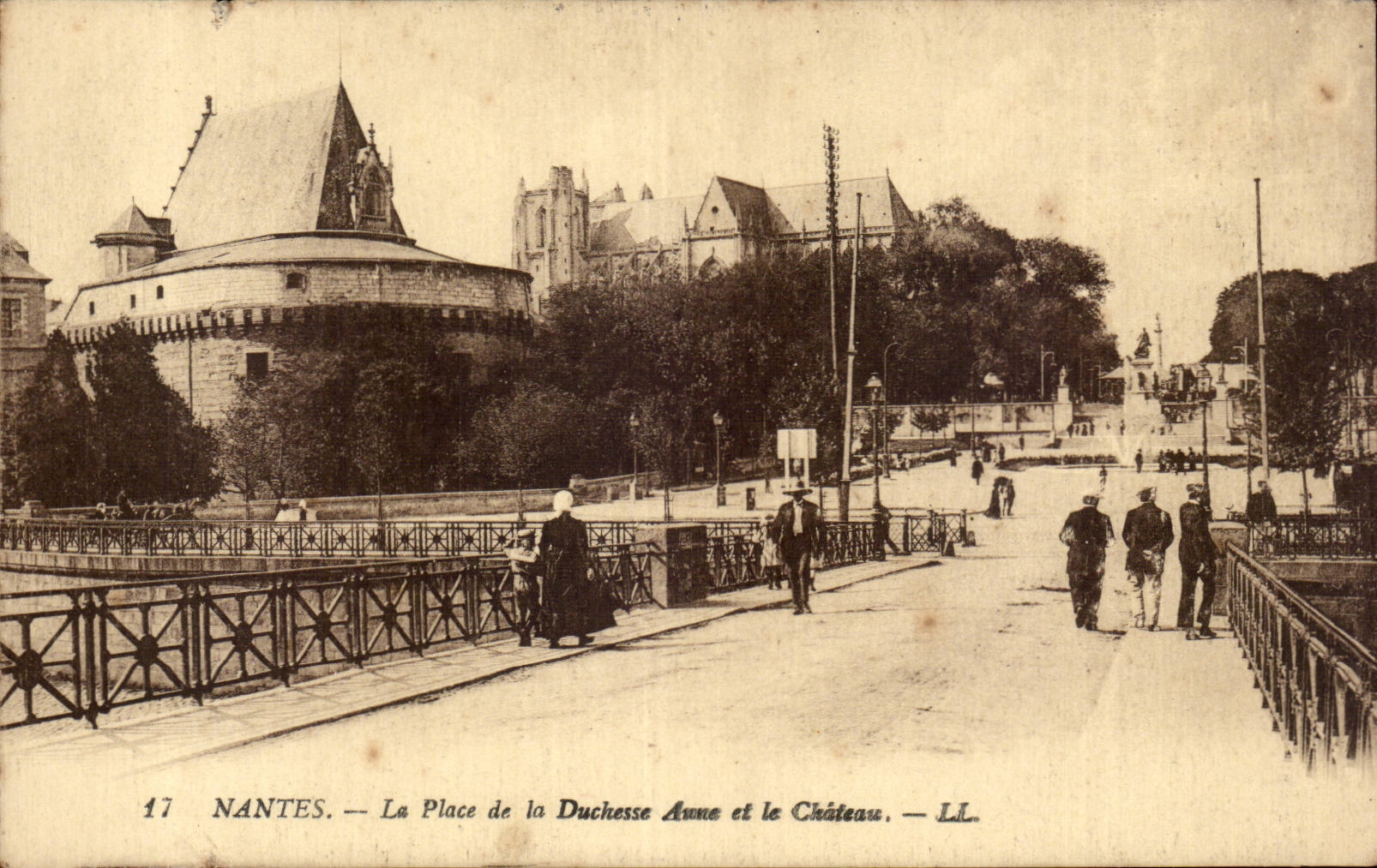 CPA Nantes the place of the duchess Anne and the castle