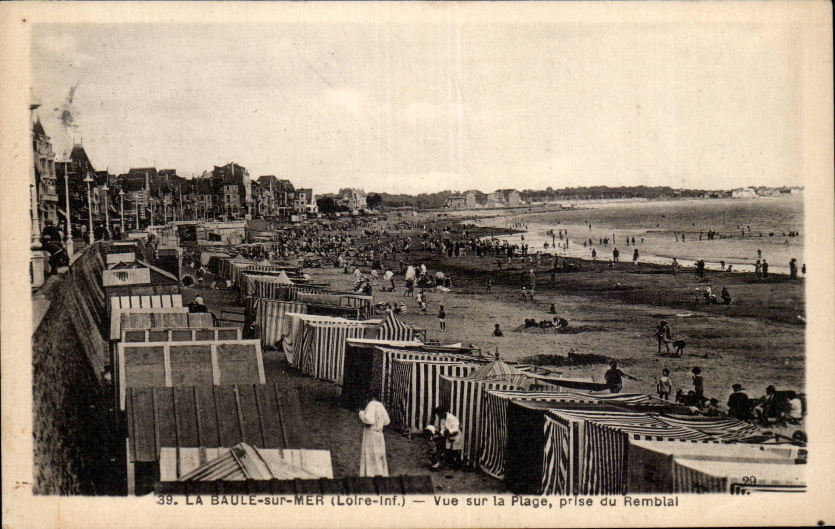 CPA La Baule Seen on the beach taken of the embankment