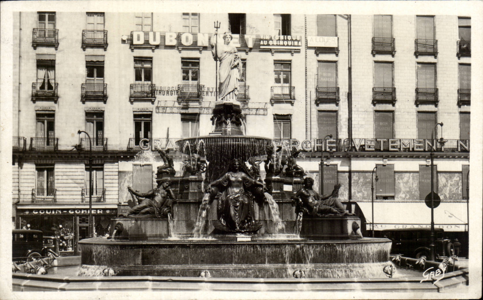 CPA Nantes the fountain of the Royal place
