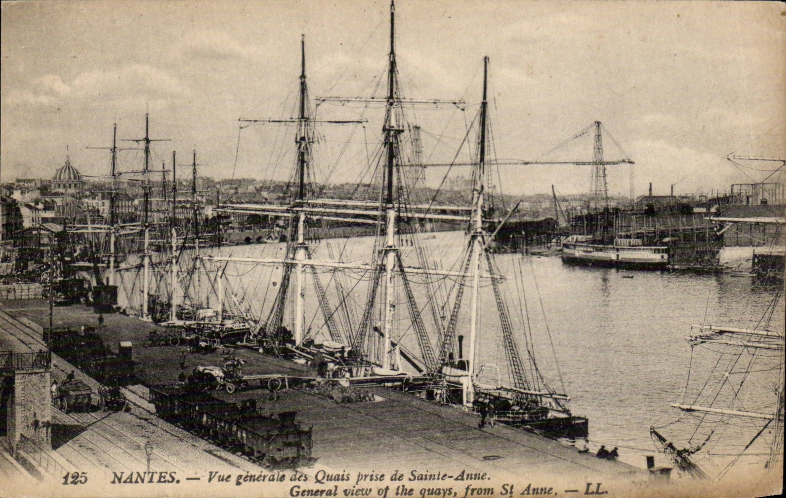 CPA Nantes View of the quays taken of Sainte Anne