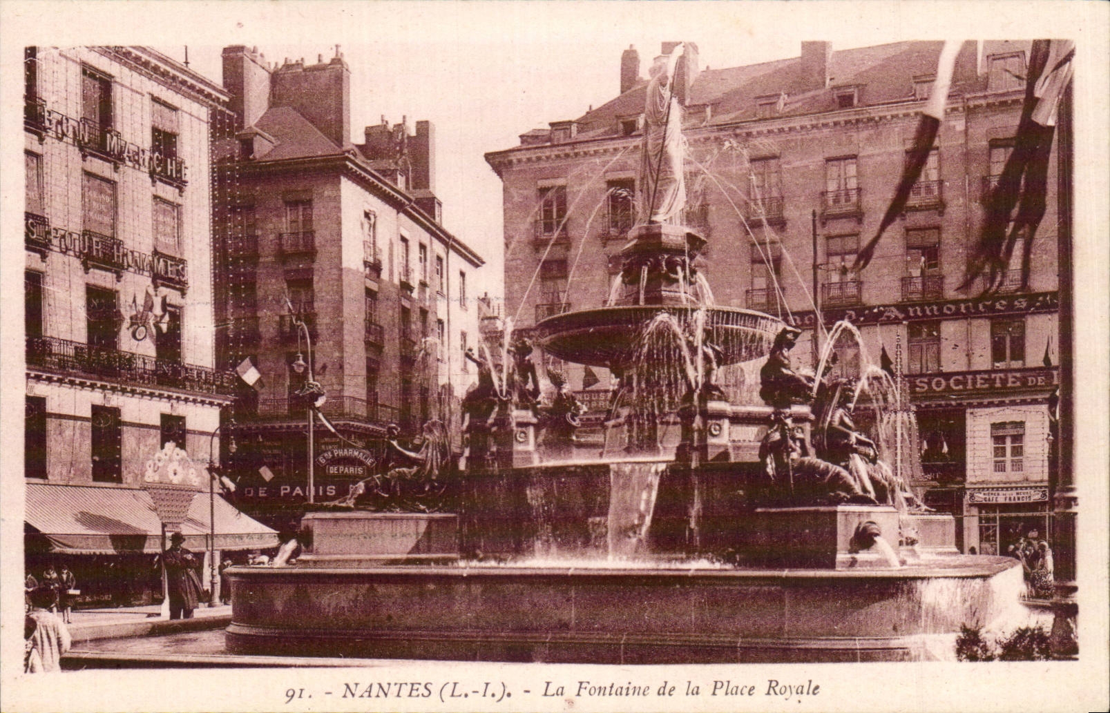 CPA Nantes the fountain of the royal place