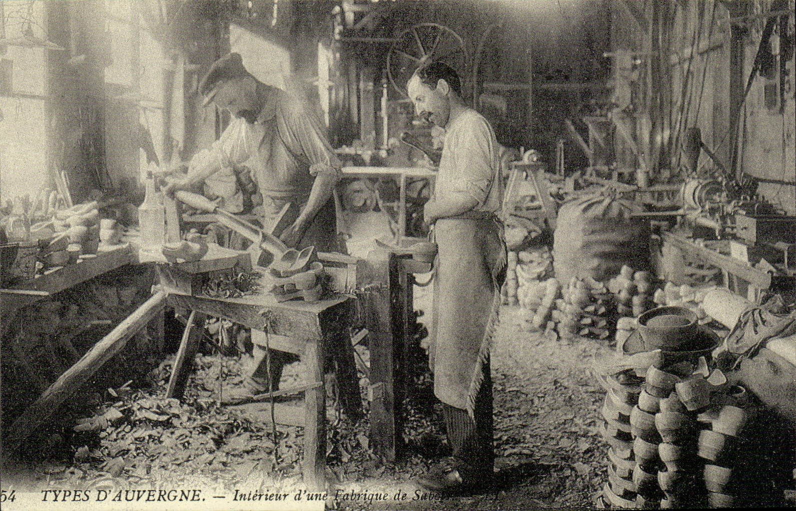WIEDERGABE-Arten des Auvergne-Innenraums einer Fabrik des Schuhe Handwerksbetriebes