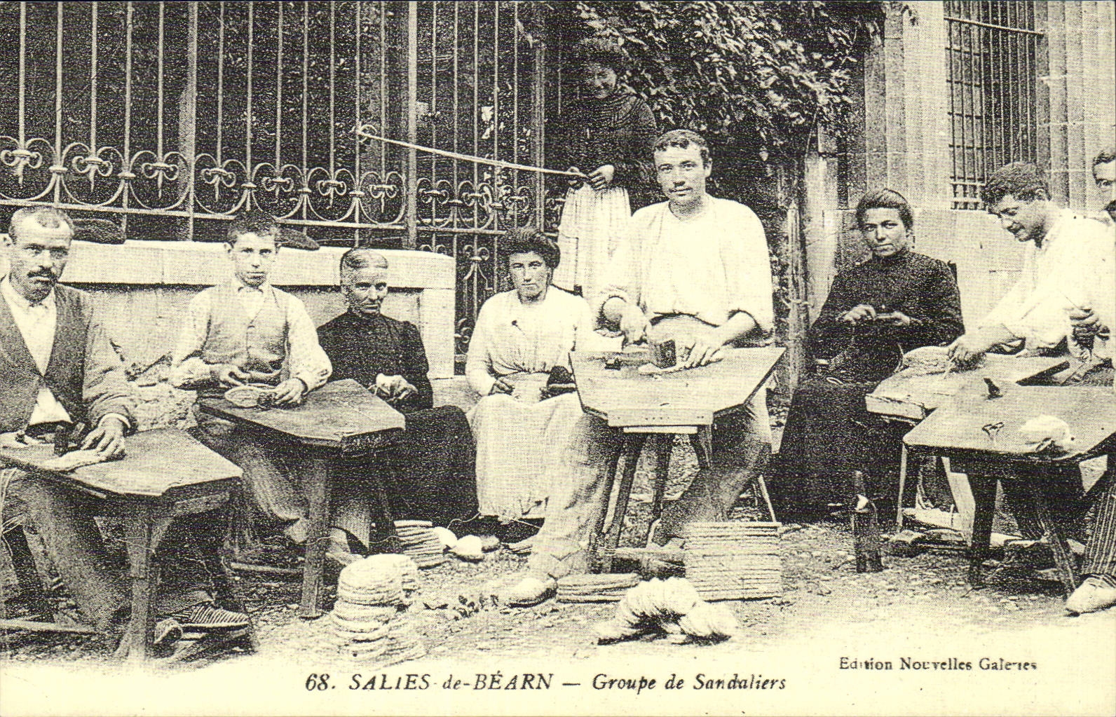 Salies REPRODUCTION of Bearn Groups Artisanat sandal makers