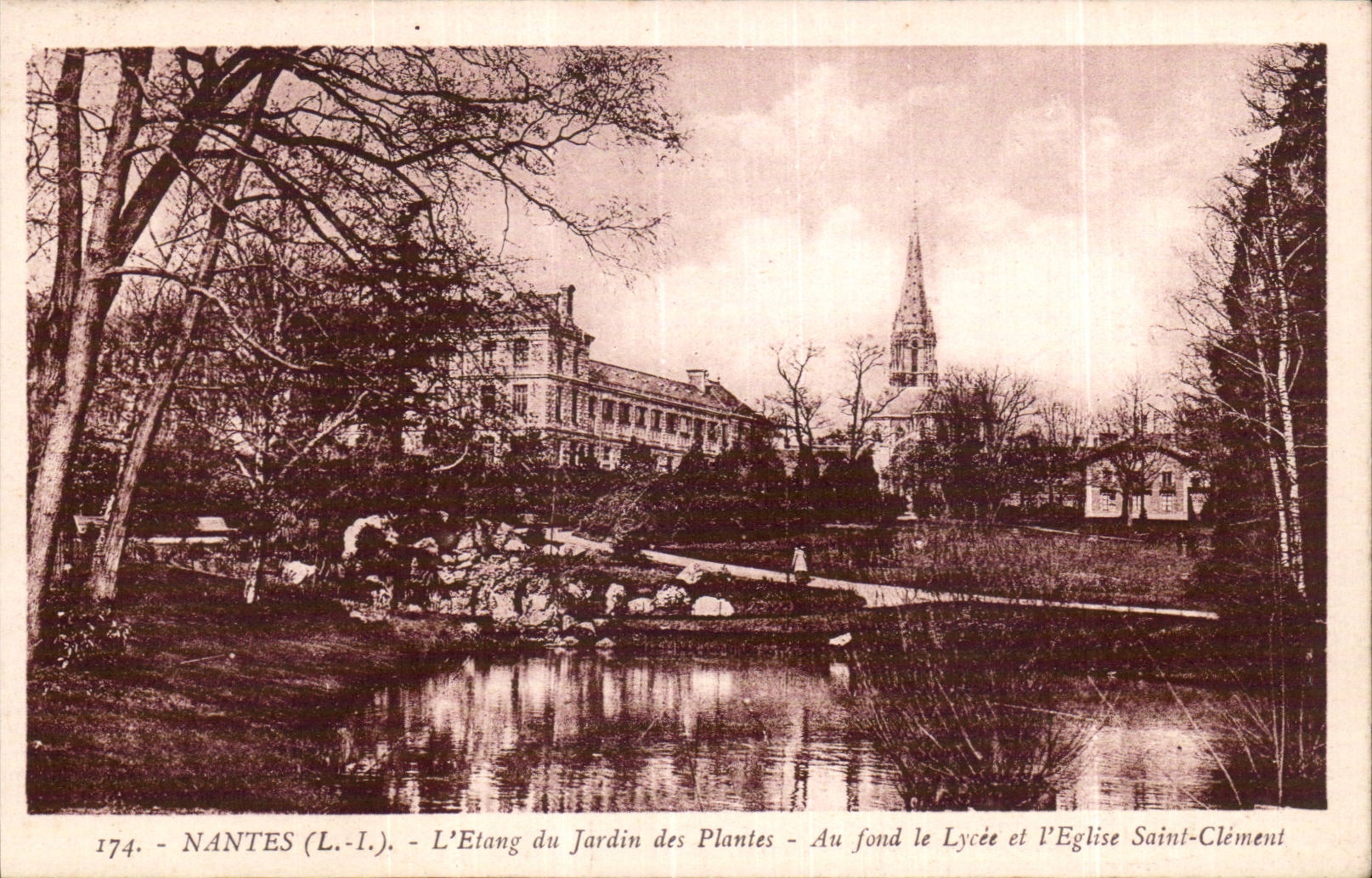 CPA Nantes the pond of the botanical garden At the bottom the college and the church Saint Clement
