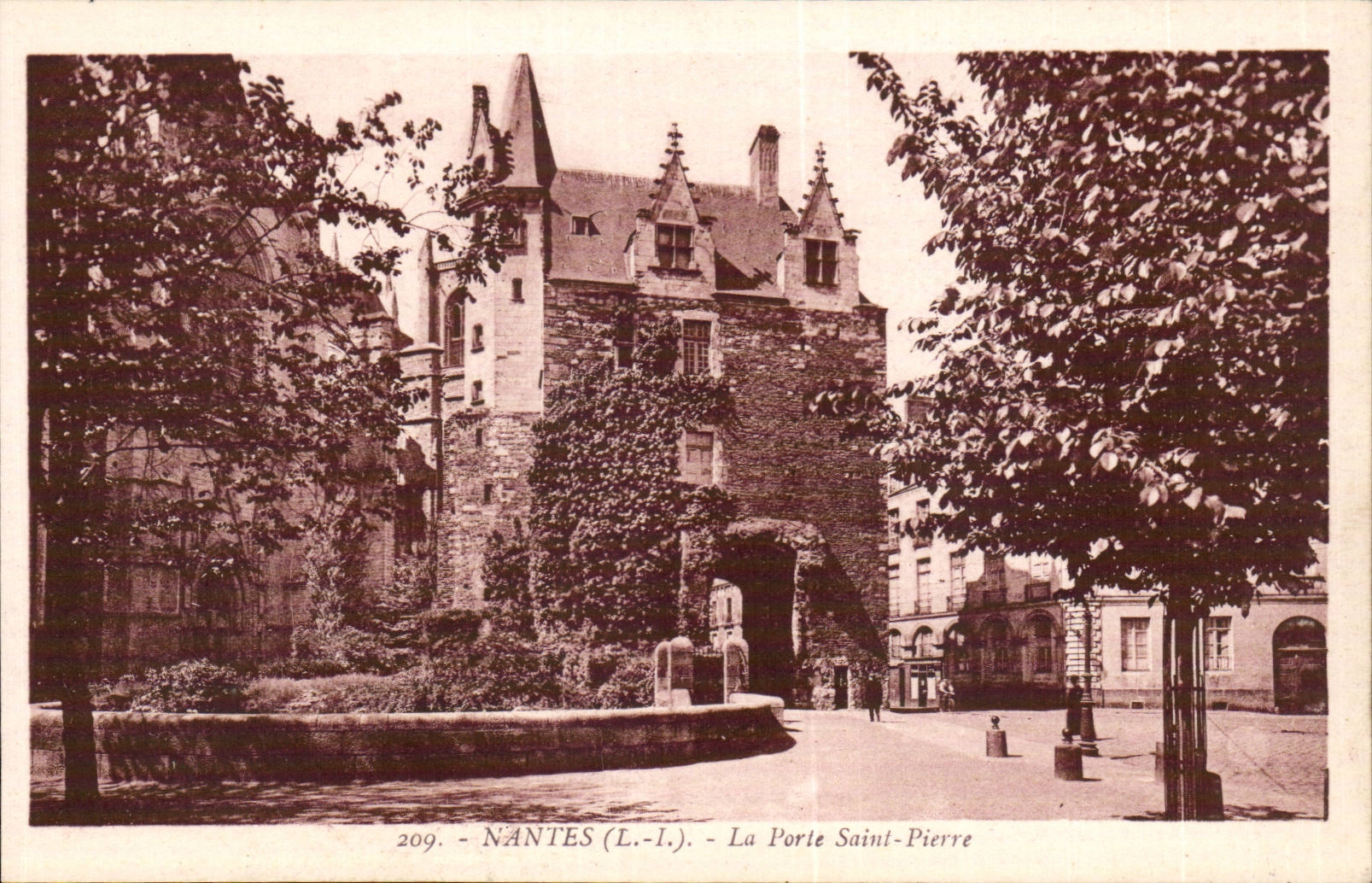 CPA Nantes the door Saint Pierre