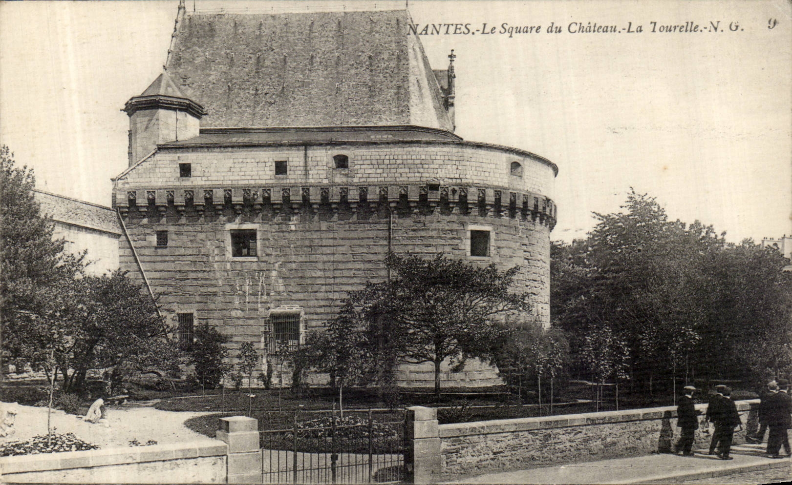 CPA Nantes the public garden of the castle the Turret