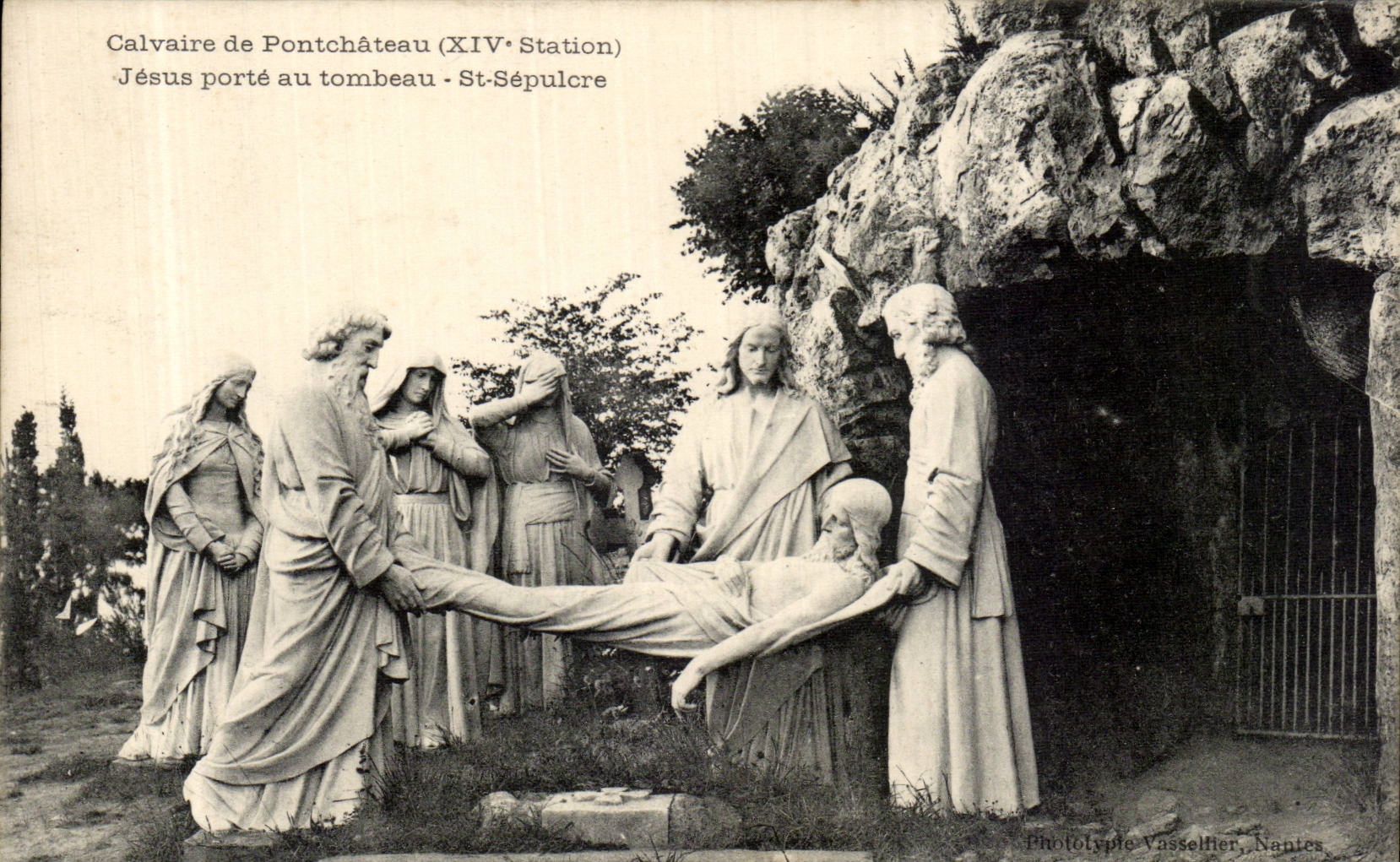CPA Calvaire of Pontchateau Jesus carries to the tomb St Sepulchre