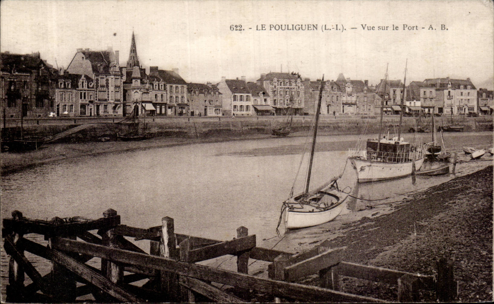 CPA Pouliguen Seen on the port