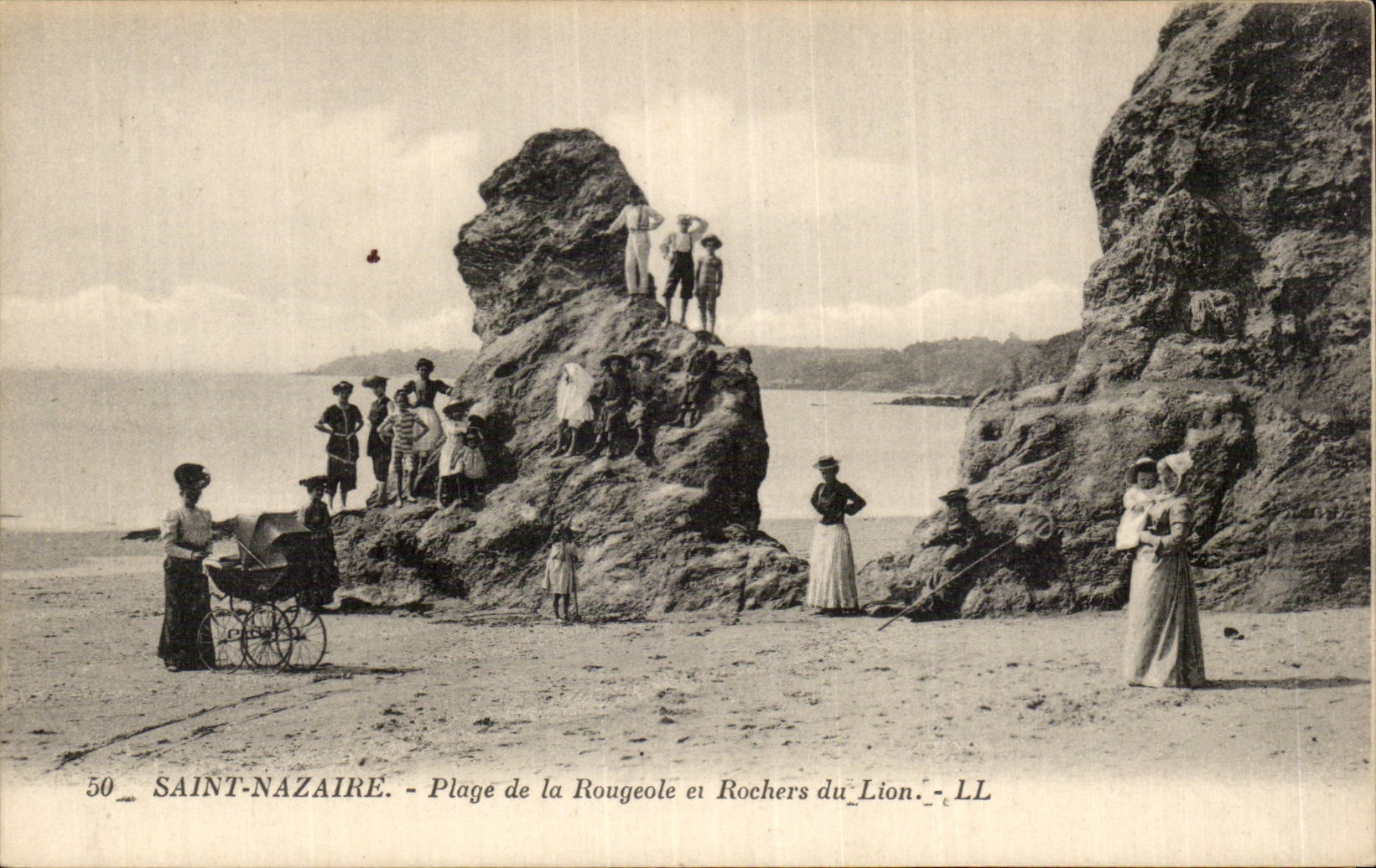 CPA Saint Nazaire Beach of Measles and rocks of the Lion