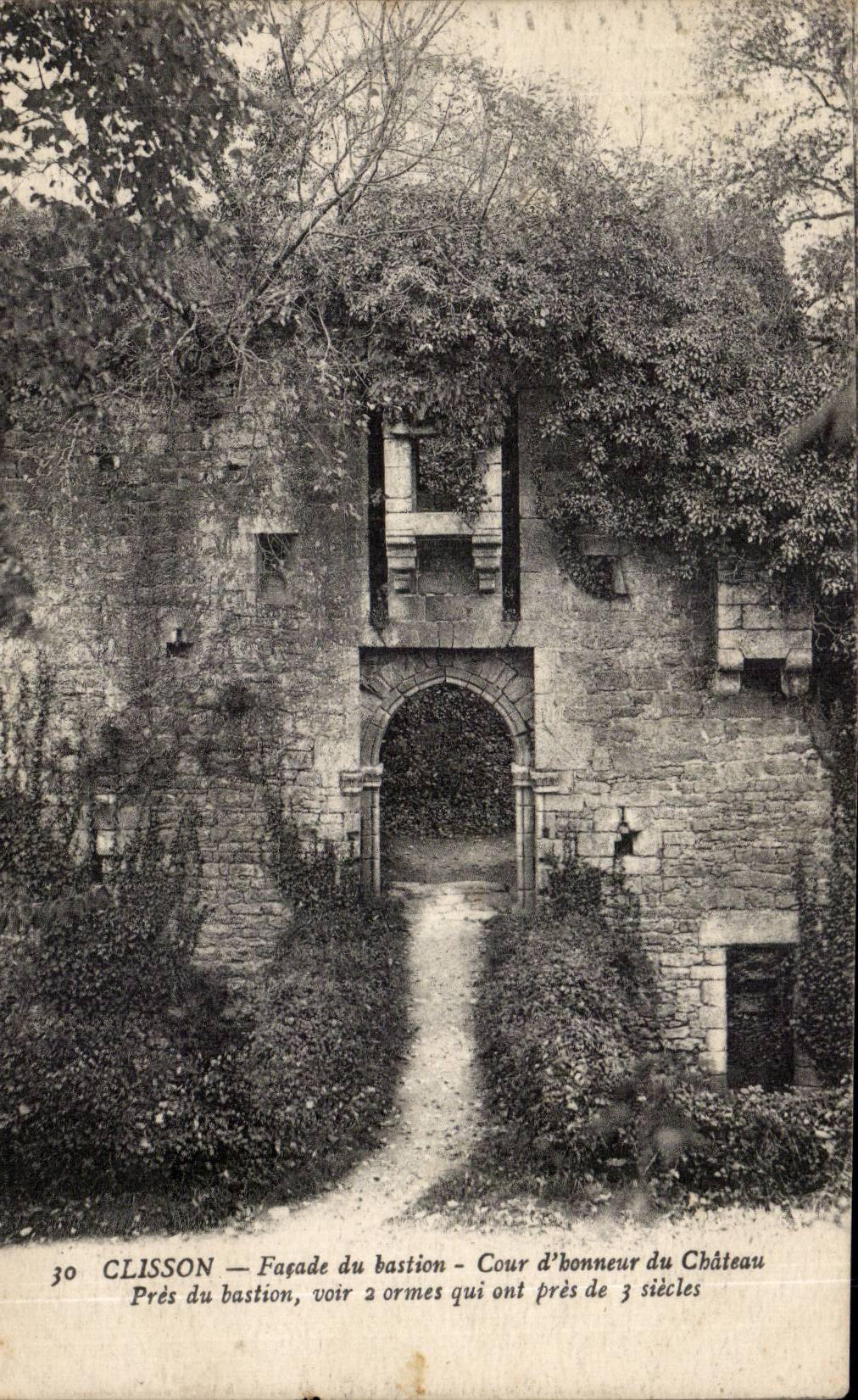 CPA Clisson Frontage of the basin Main courtyard of the castle Close to the bastion