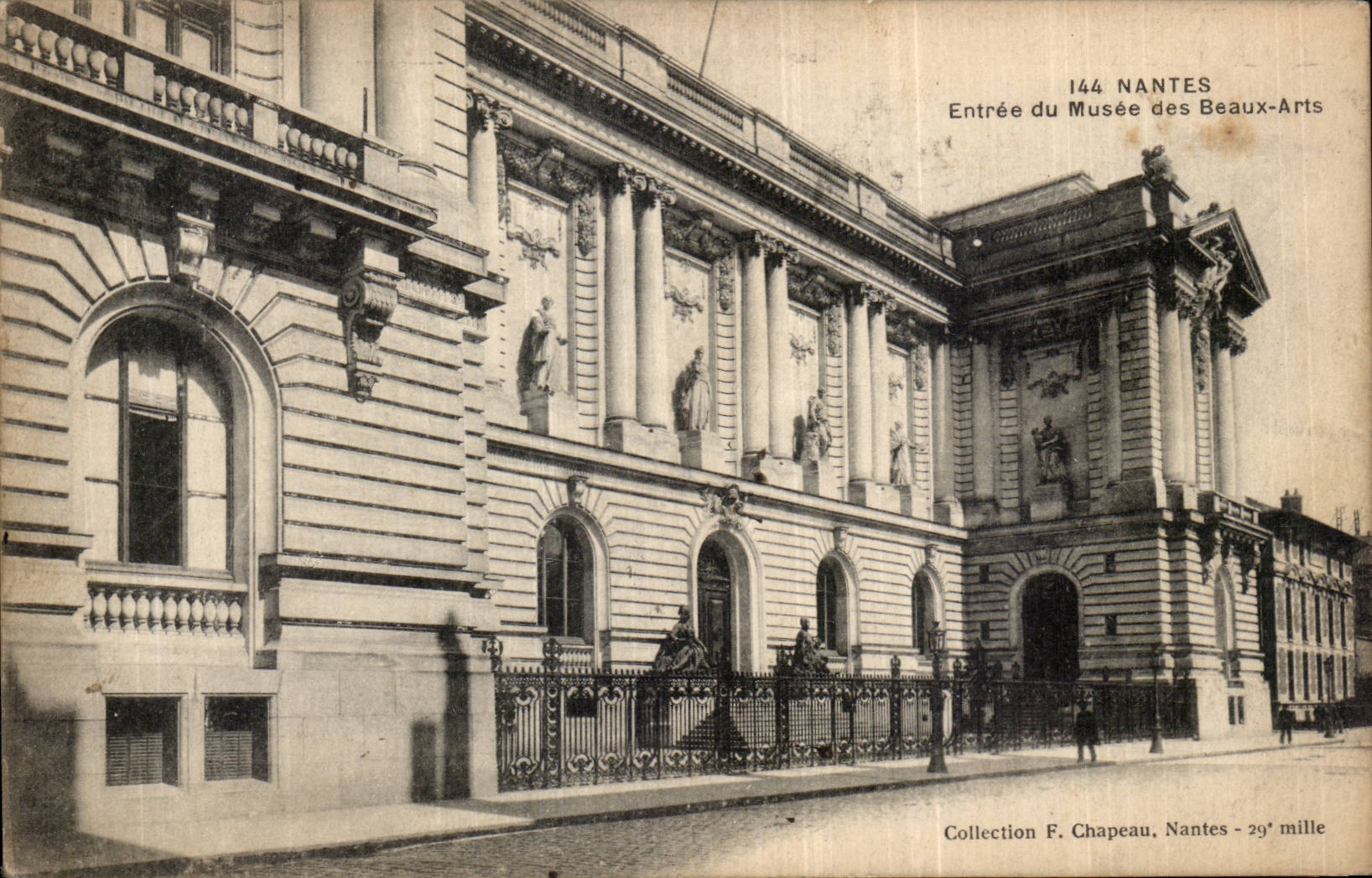 CPA Nantes Entrance of the museum of Beautiful arts