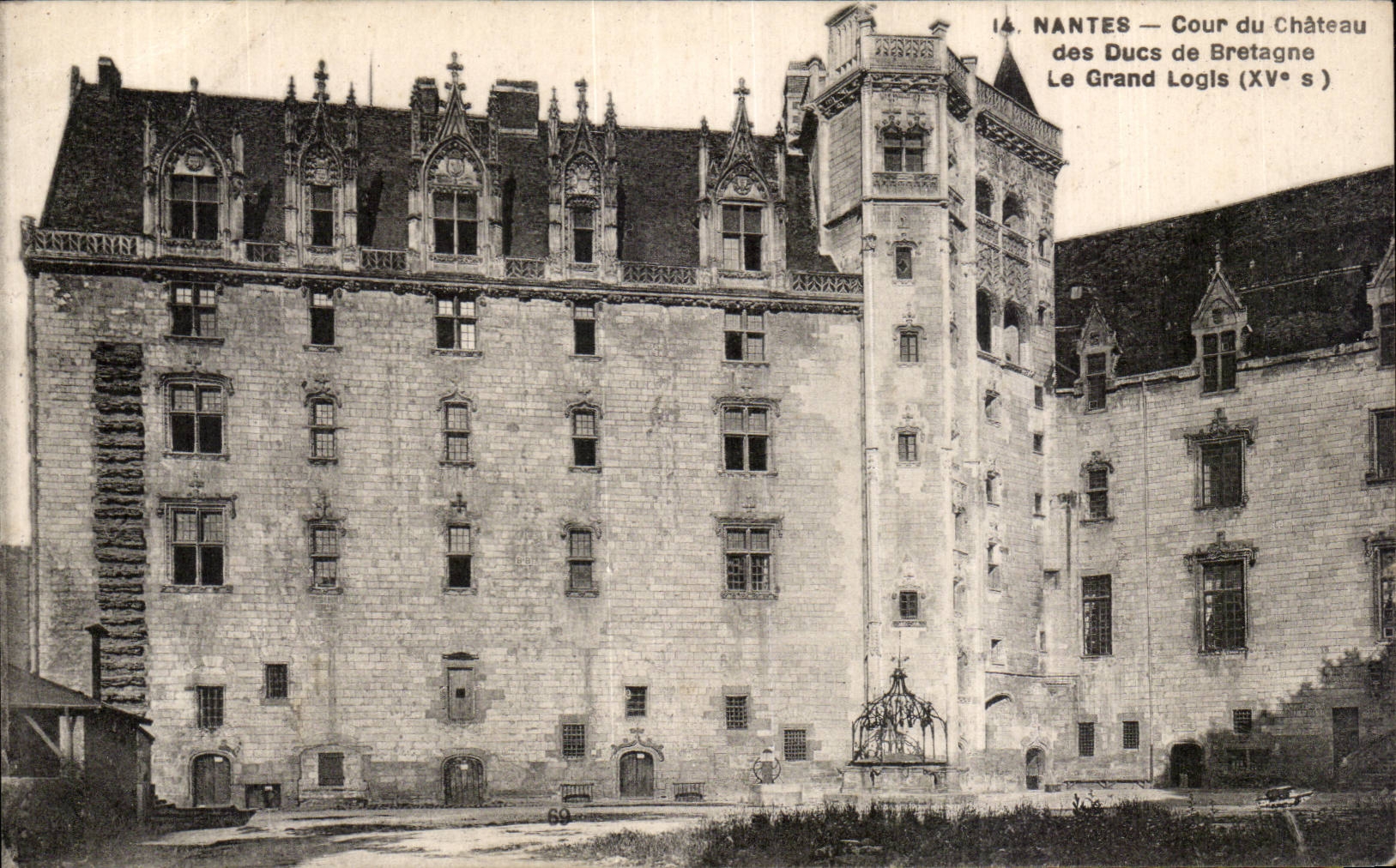 CPA Nantes Court of the castle of the dukes of Brittany the large home