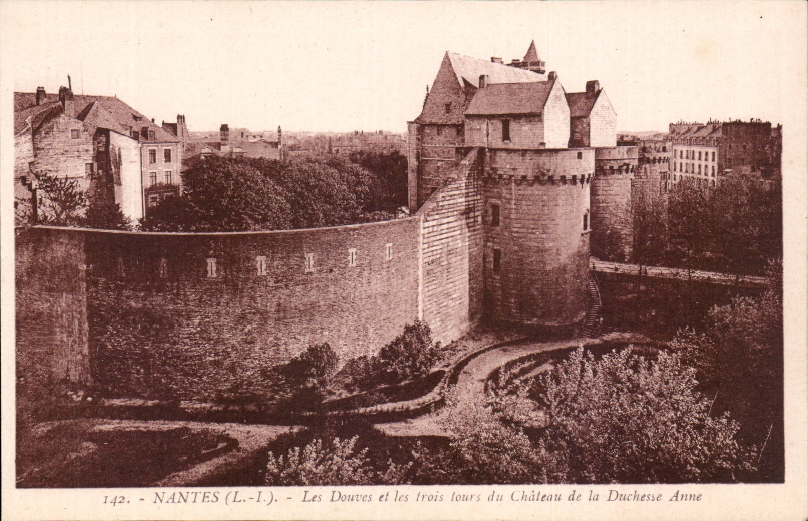 CPA Nantes ditches and three Tours of the castle of the duchess Anne