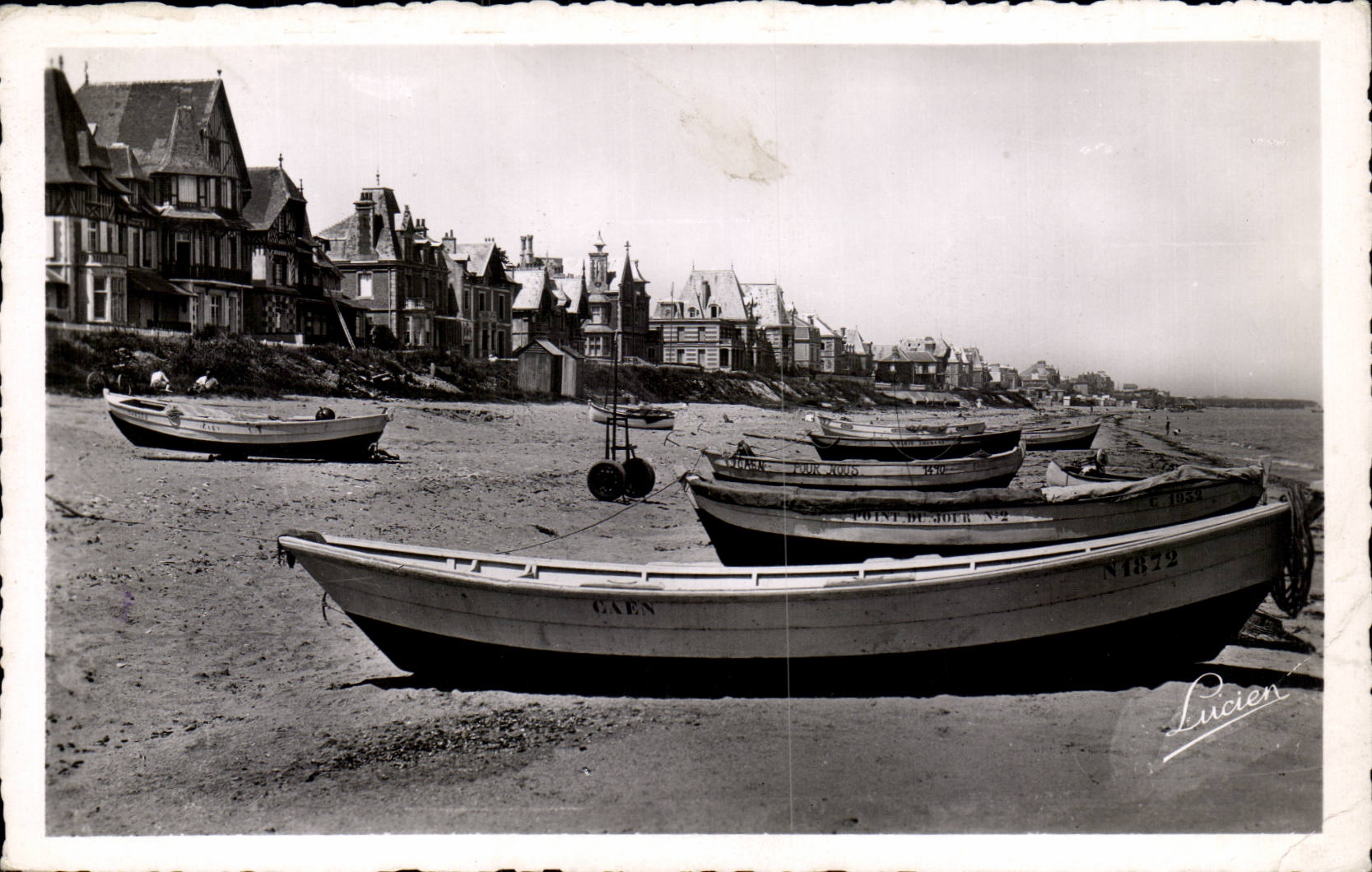 CPSM Lion sur Mer Together of the villas on the dam of Hermanville has Lion At the bottom the cliffs of Lion
