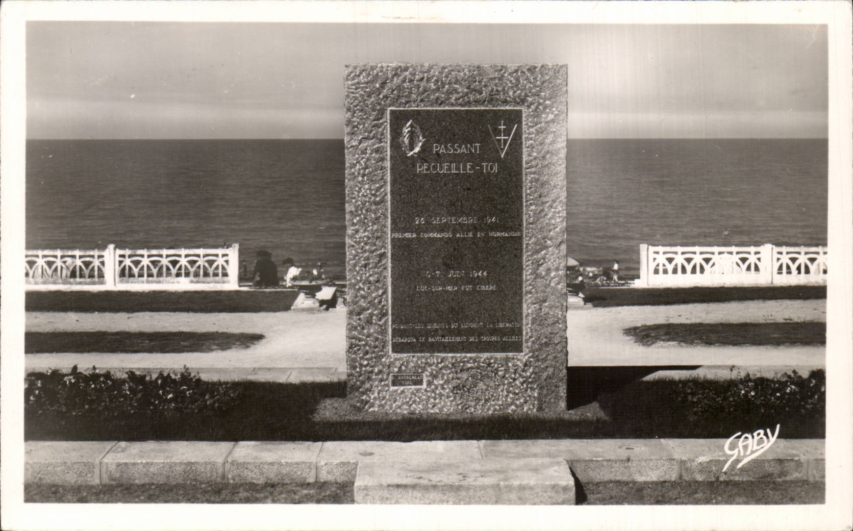 CPSM Luc auf dem Seedenkmal welches die Daten des 23 September 1941- und 6 Juni 7th 1944 gedenkt