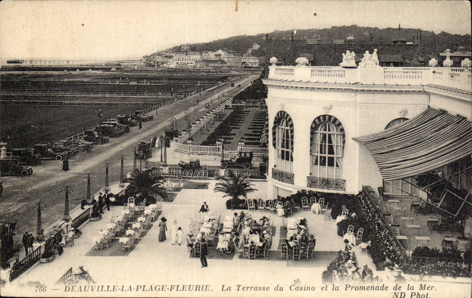 CPA Deauville bluhte Strand die Terrasse des Kasinos und der Weg des Meeres
