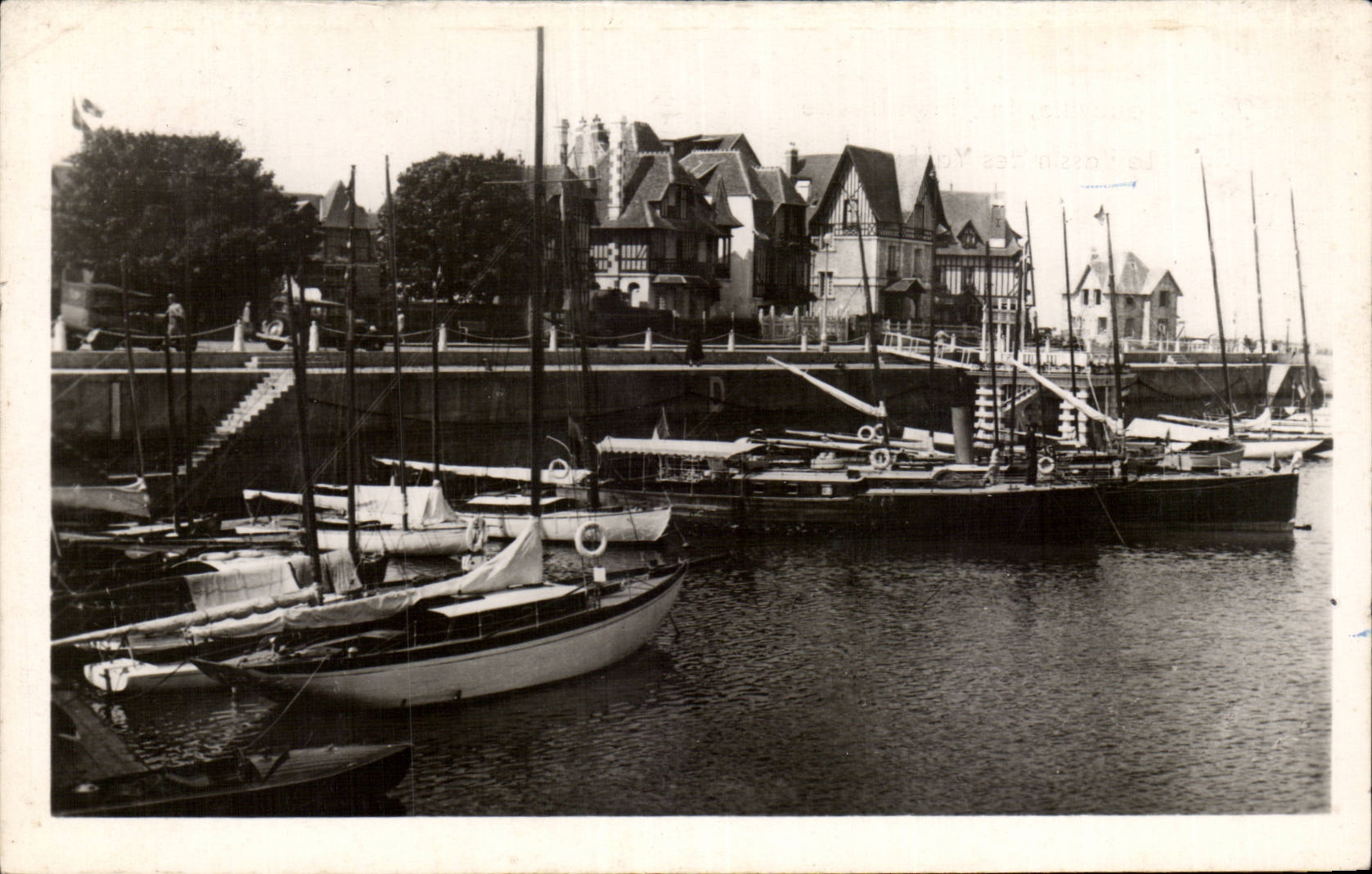 CPA Deauville bluhte Strand-Bassin der Yachten