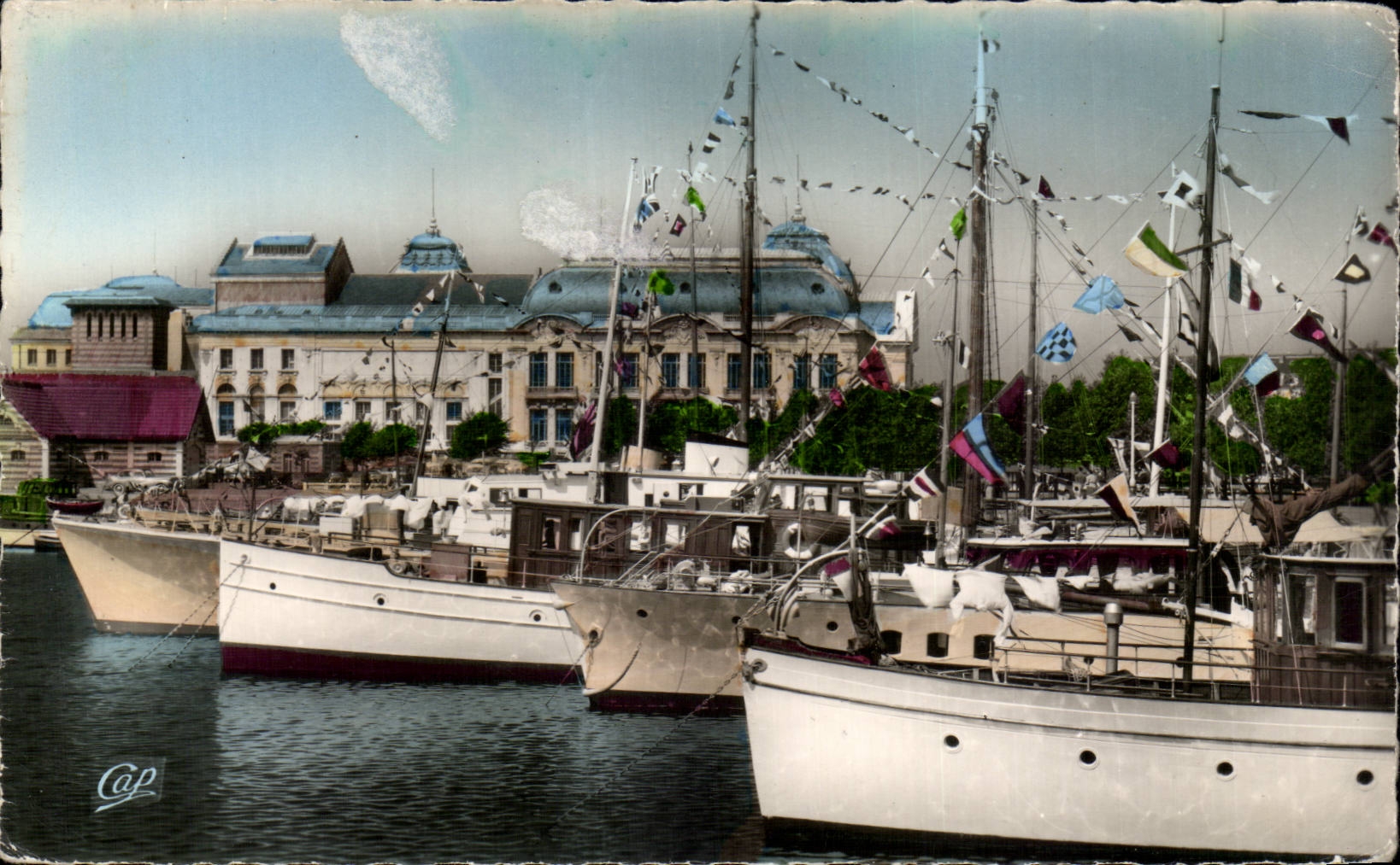 CPA Deauville bluhte Strand das Bassin der Yachten und das Kasino von Trouville