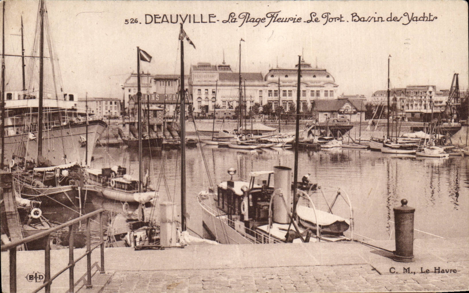 CPA Deauville der gebluhte Strand das starke Bassin der Yachten