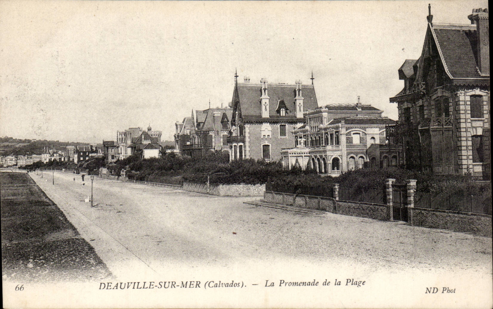 Deauville - der Weg des Strandes - CPA