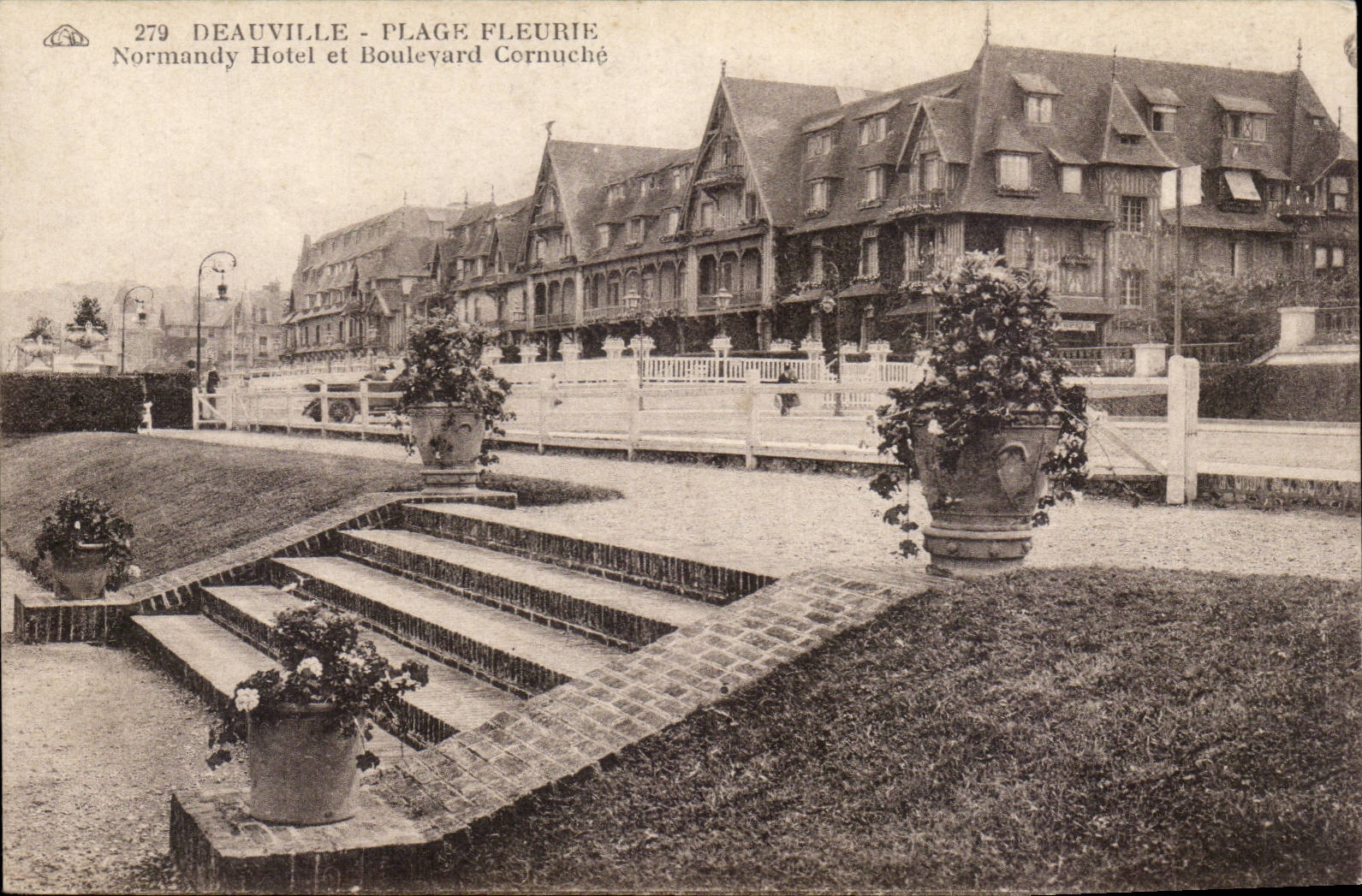 Deauville - Normandie-Hotel und Prachtstrasse Cornuche - CPA