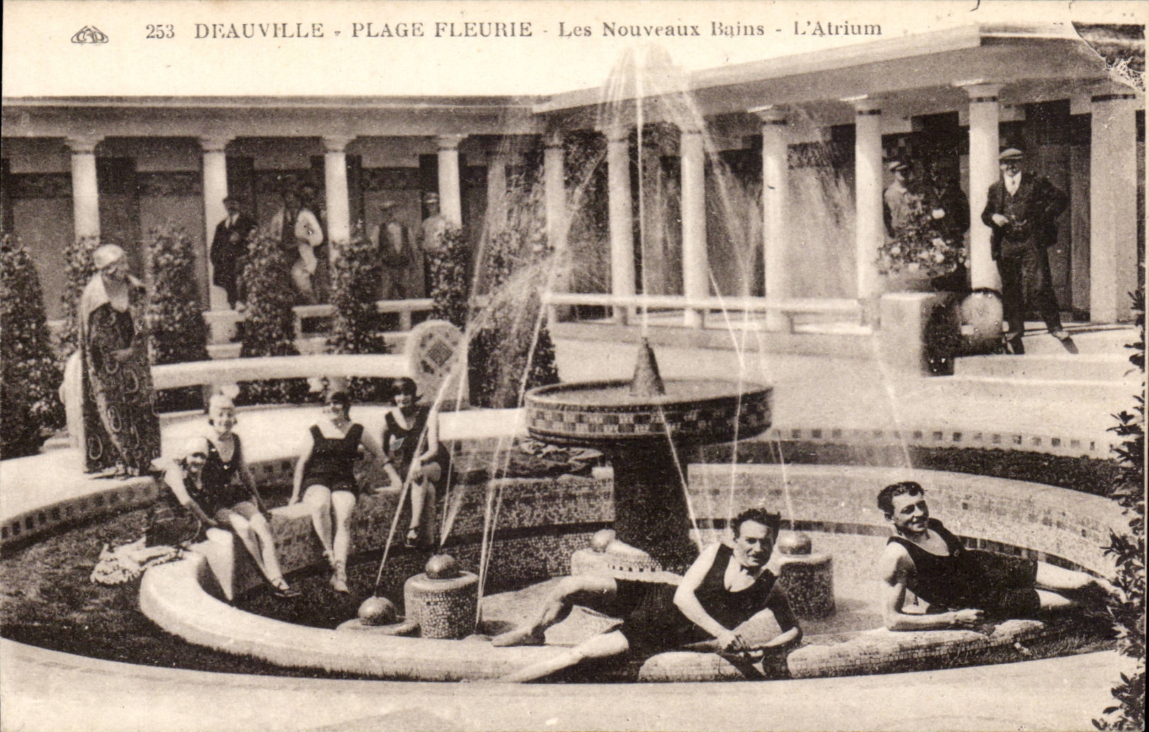 Deauville - neue Bader - das Atrium - Art Deco - Badeanzug - das Baden folgt - CPA