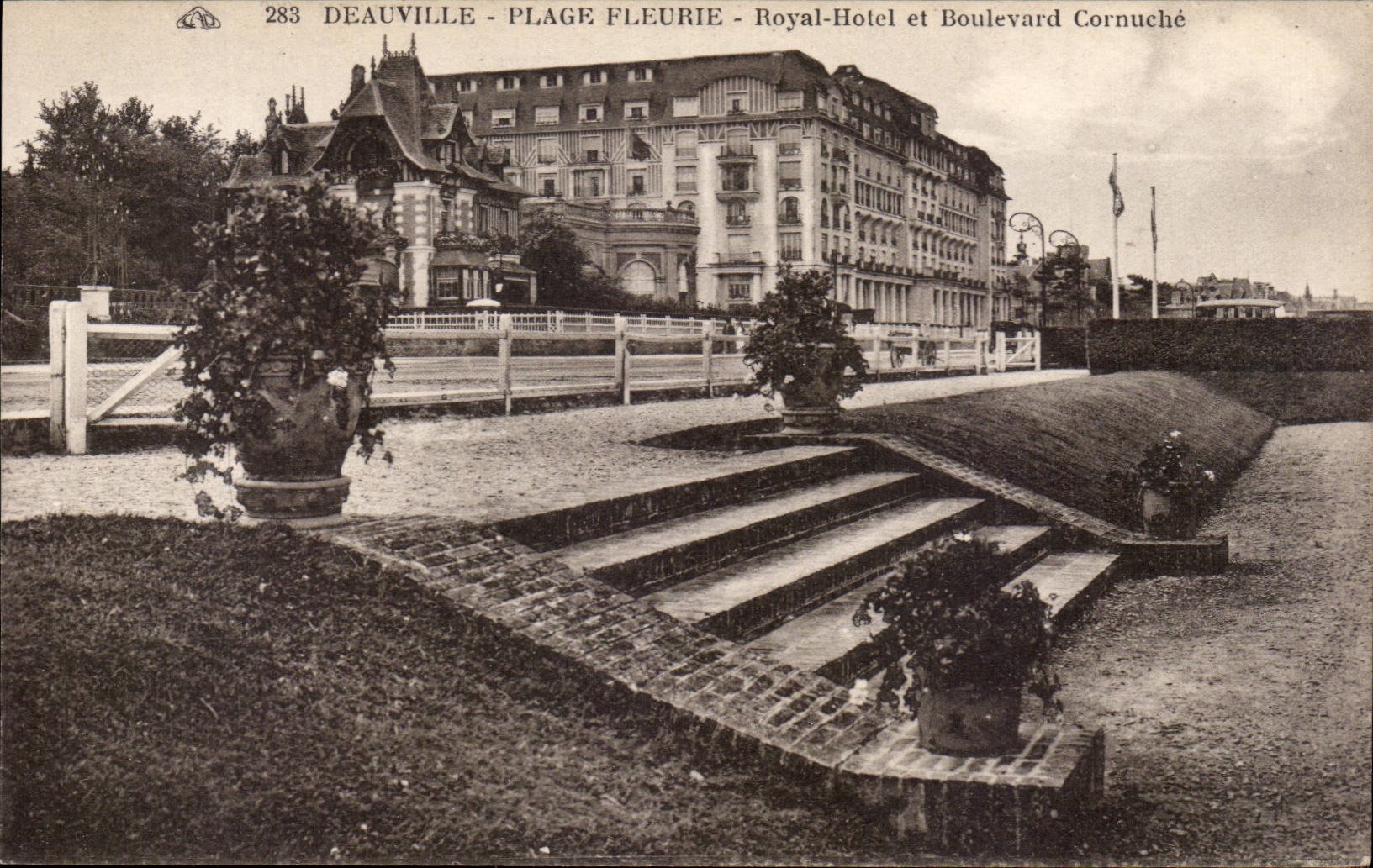 Deauville - konigliches Hotel und Carnuche Prachtstrasse - CPA