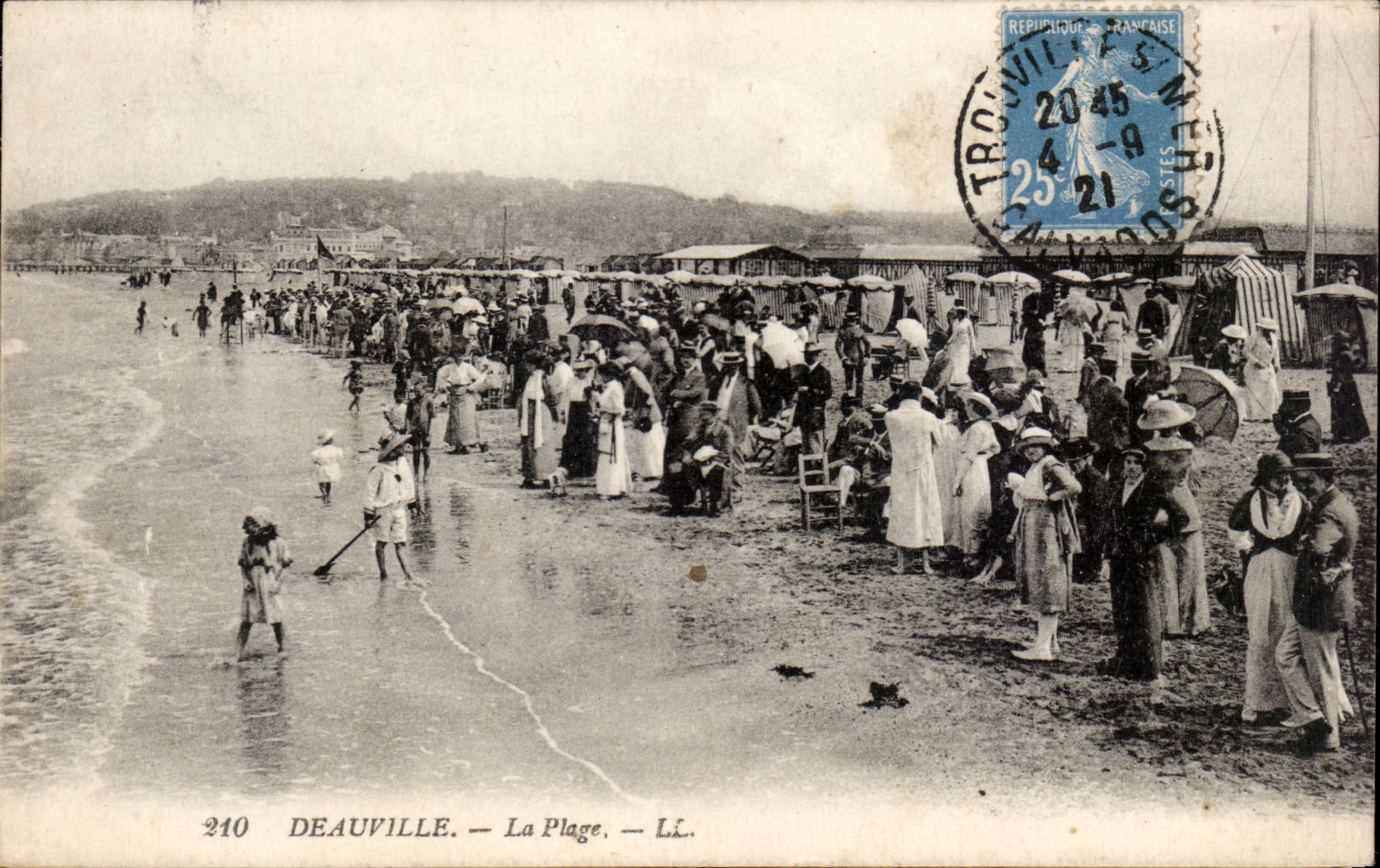 Deauville - der Strand - die Stunde des Bades - CPA