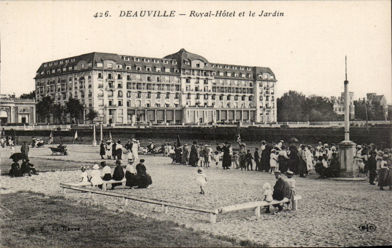 Deauville - konigliches Hotel und Garten - CPA