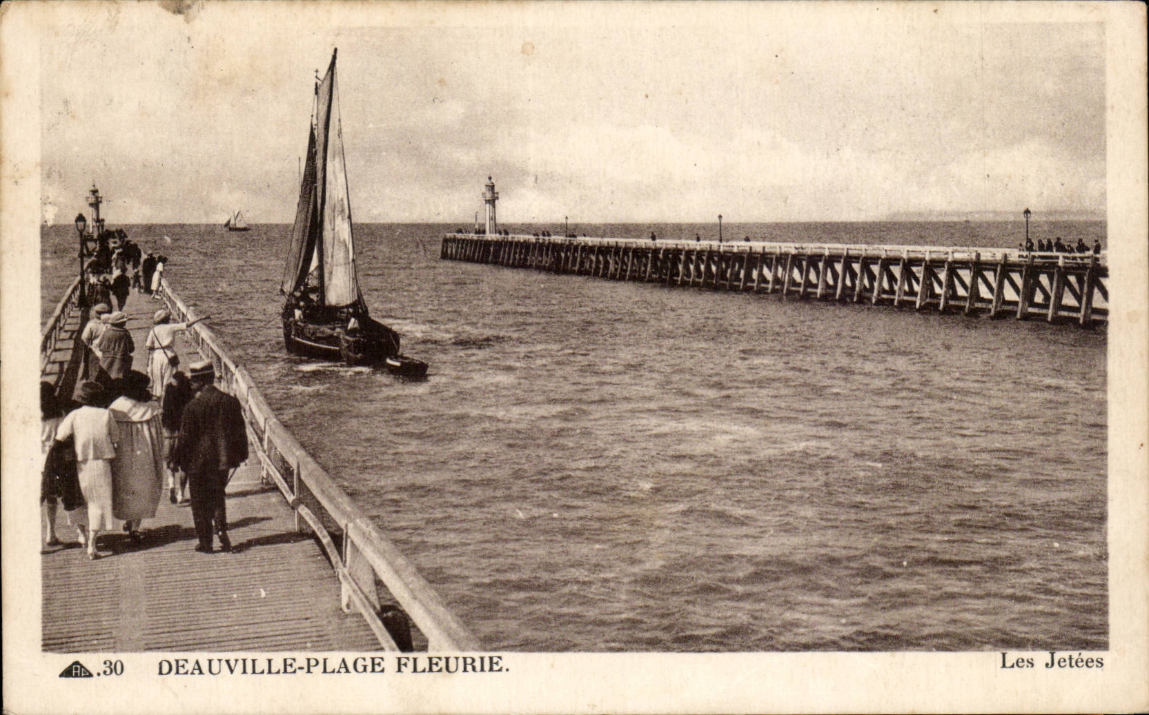 Deauville - gebluhter Strand - CPA