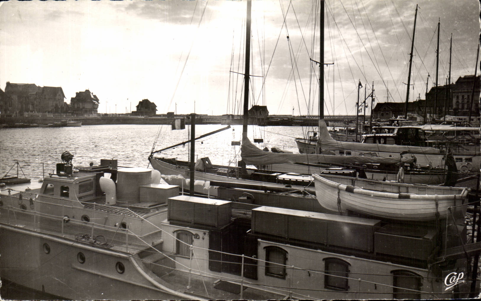 Deauville - Dammerung auf dem Bassin der Yachten - CPA