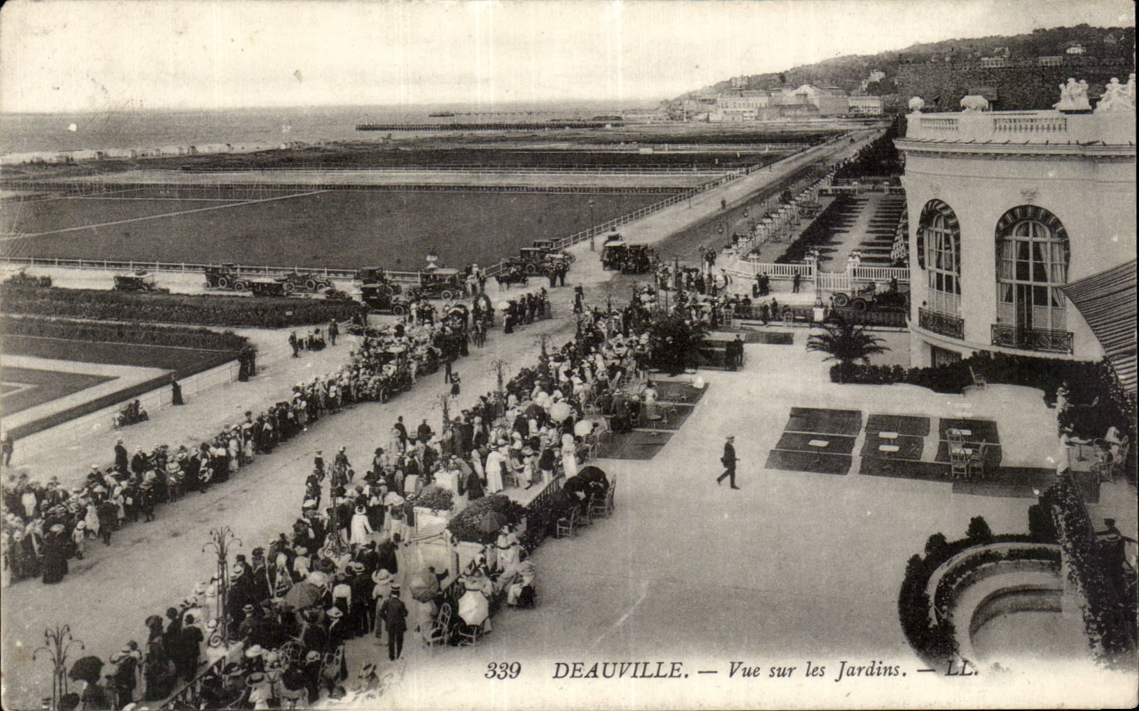 Deauville - Anblick auf den Garten - CPA