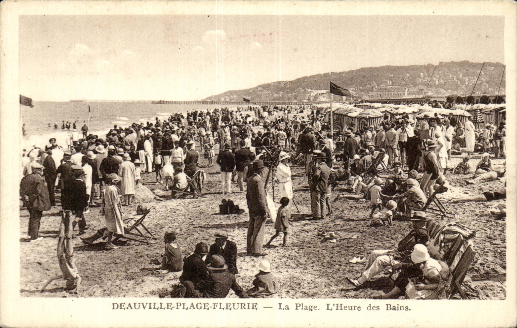 Deauville - der Strand - die Stunde des Bades - CPA