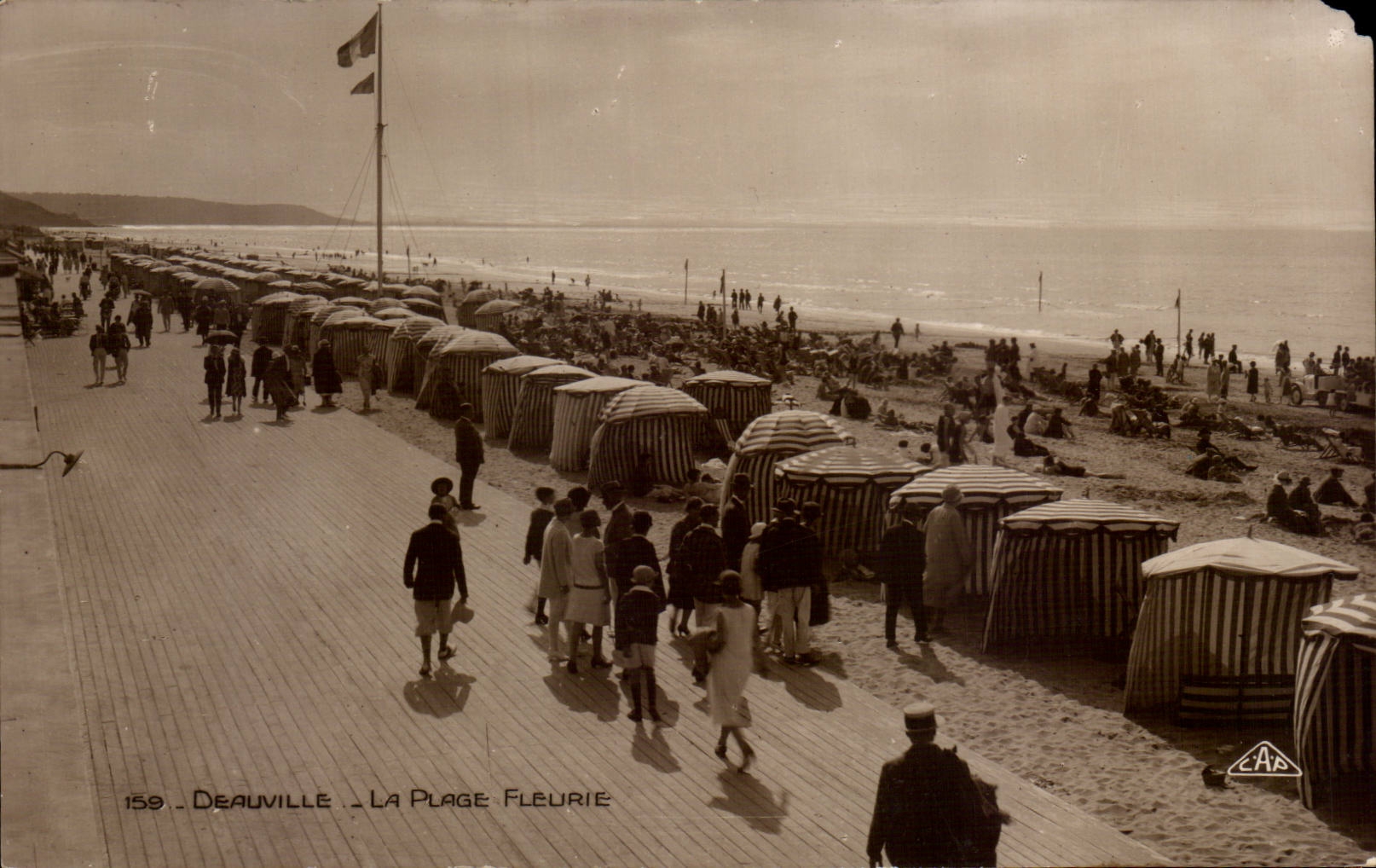 Deauville - der gebluhte Strand - CPA