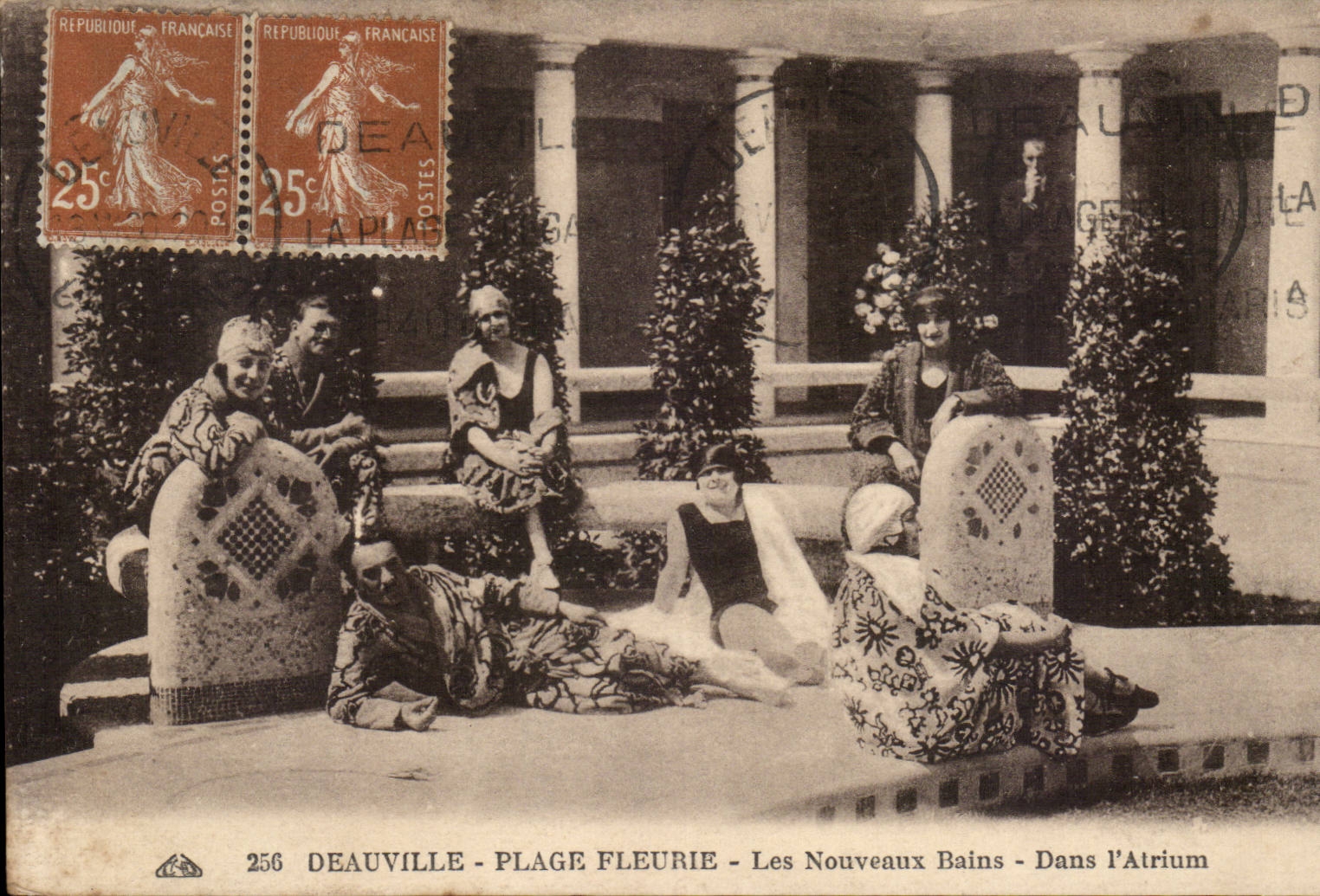 Deauville - gebluhter Strand - im Atrium - Art- DecoKostume - CPA