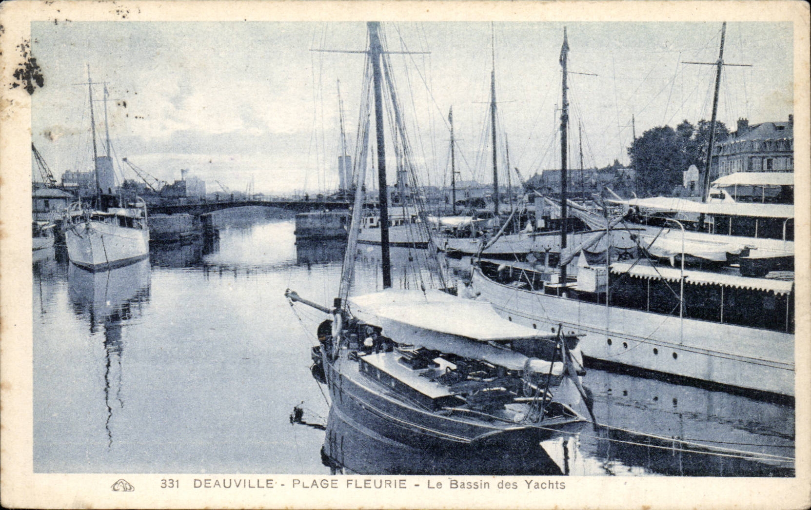 Deauville - gebluhter Strand - das Bassin der Yachten - CPA
