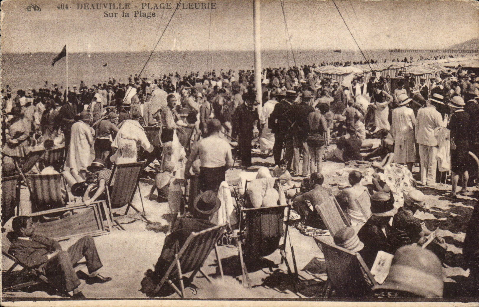 Deauville - gebluhter Strand - auf dem Strand - CPA