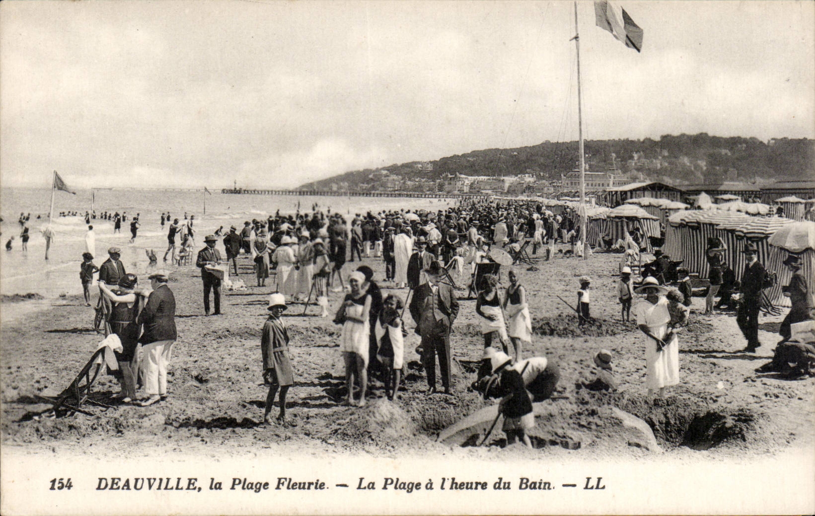 Deauville - der gebluhte Strand - der Strand pro Stunde des Bades - CPA
