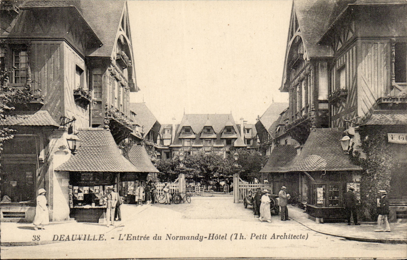 Deauville - Eingang des Normandie-Hotels - CPA