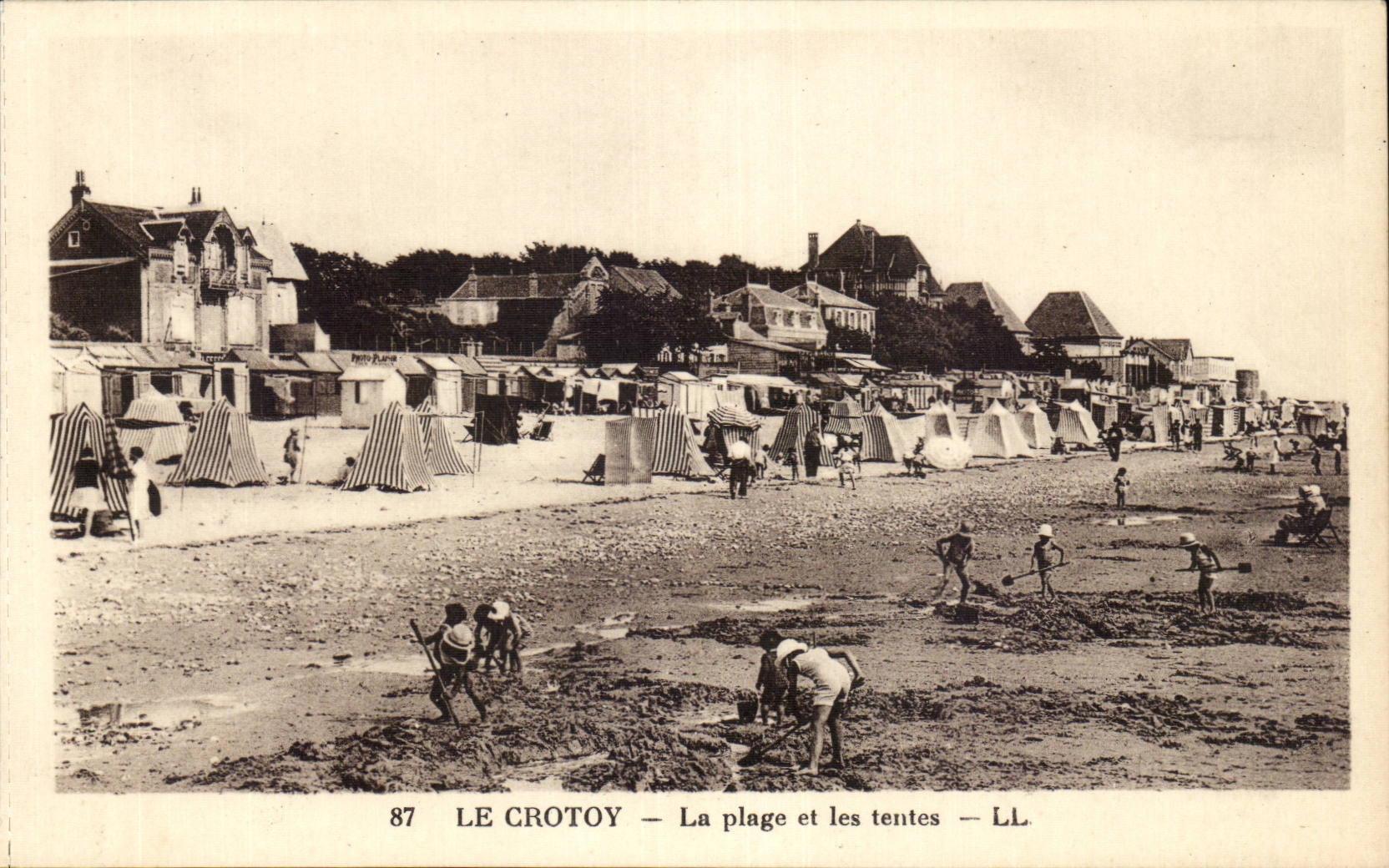 Crotoy - the Beach and tents - CPA