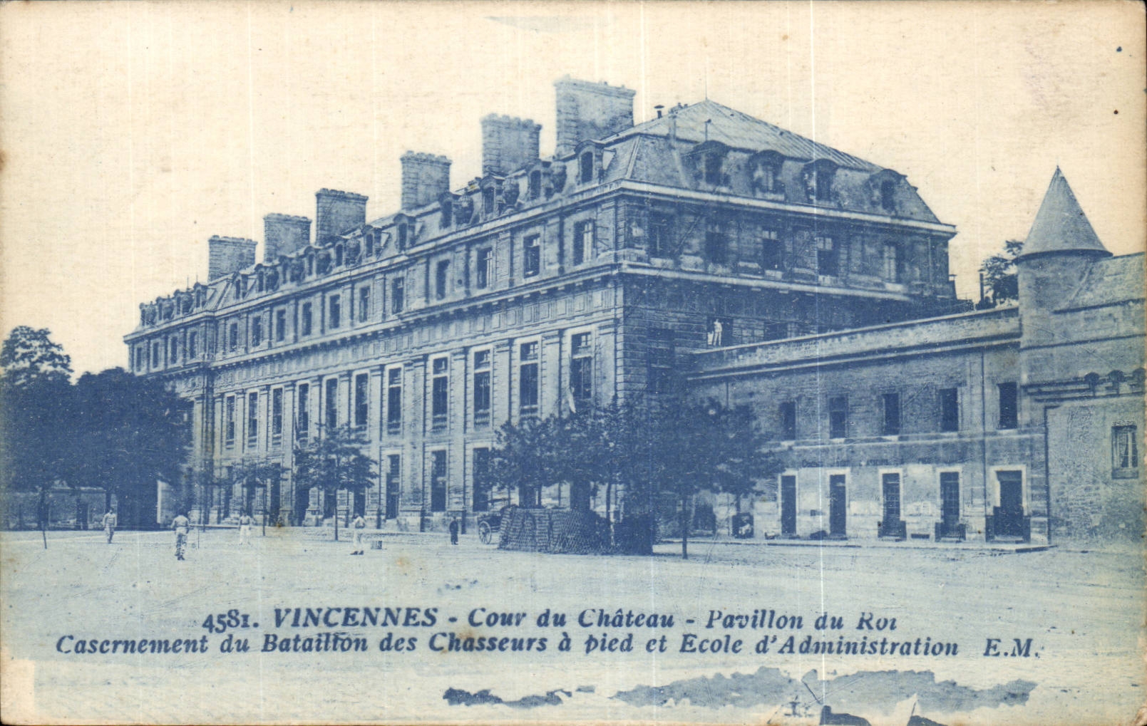 CPA Vincennes Cour of the castle house of king Casernement of the battalion of the hunters has foot and Ecole of administration
