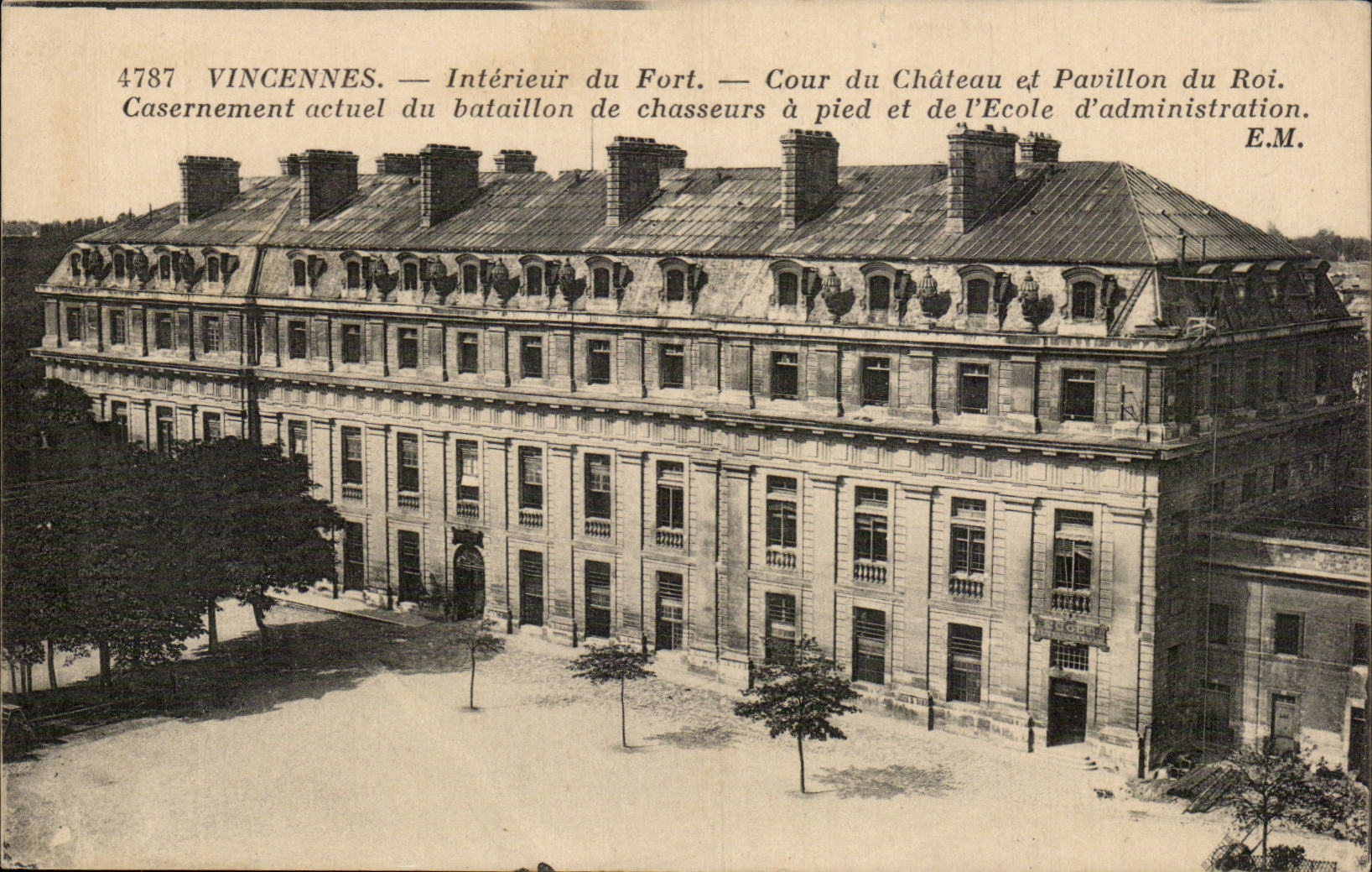 CPA Interior Vincennes of strong the Court of the castle and house of the king