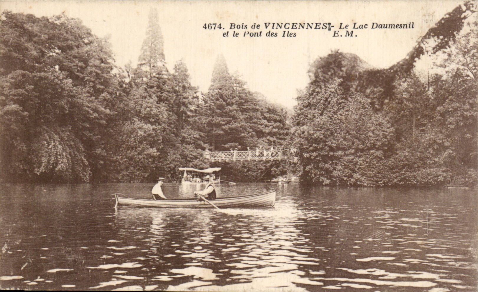 CPA Wood of Vincennes the lake Daumesnil and the bridge of the islands