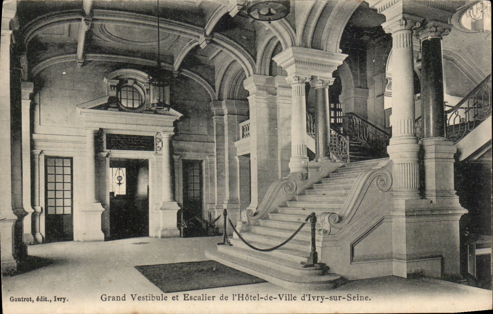 CPA Large hall and staircase of the town hall of Ivry on the Seine