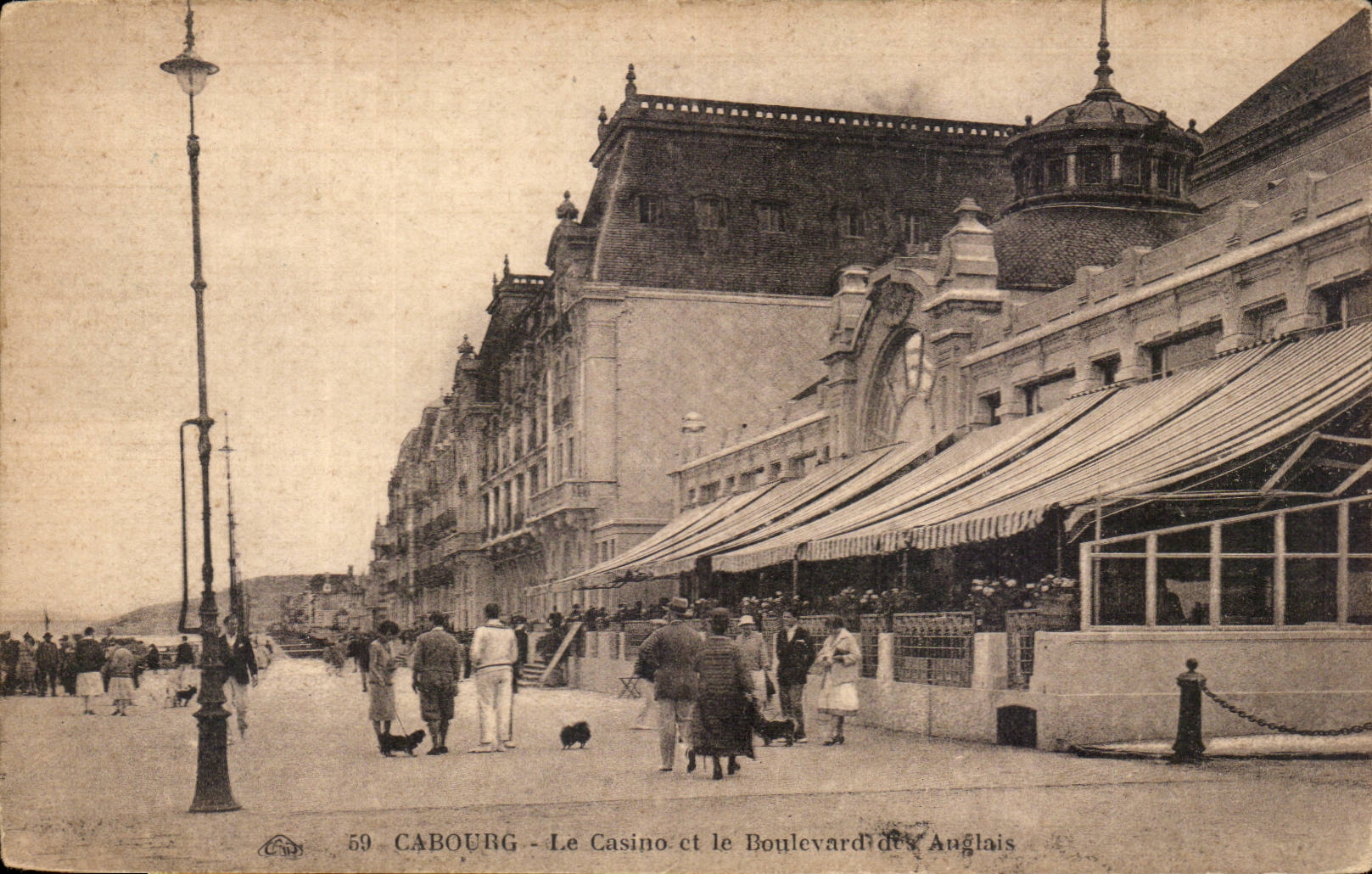 Cabourg CPA das Kasino und die Prachtstrasse von Englisch