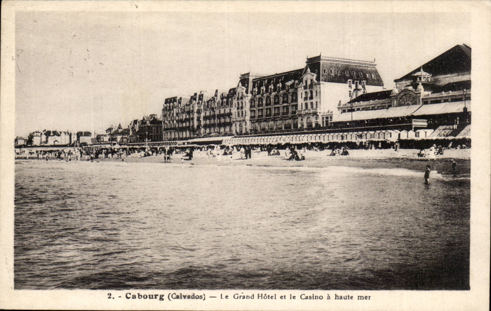 Cabourg CPA das grosse Hotel und das Kasino hat hohe See